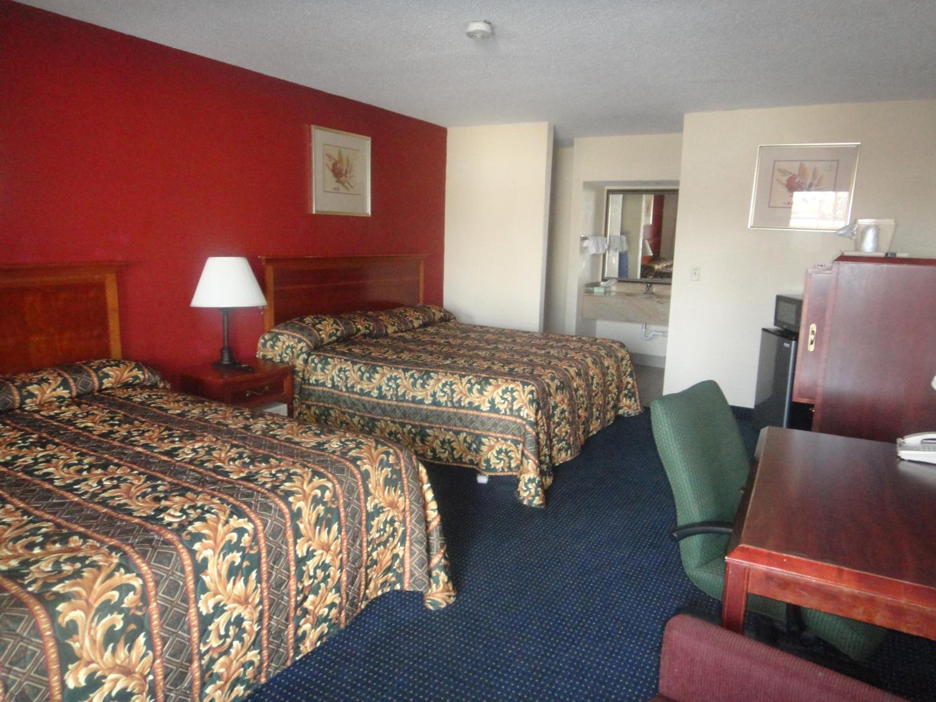 King Room with Two King Beds - Smoking - Photo 9