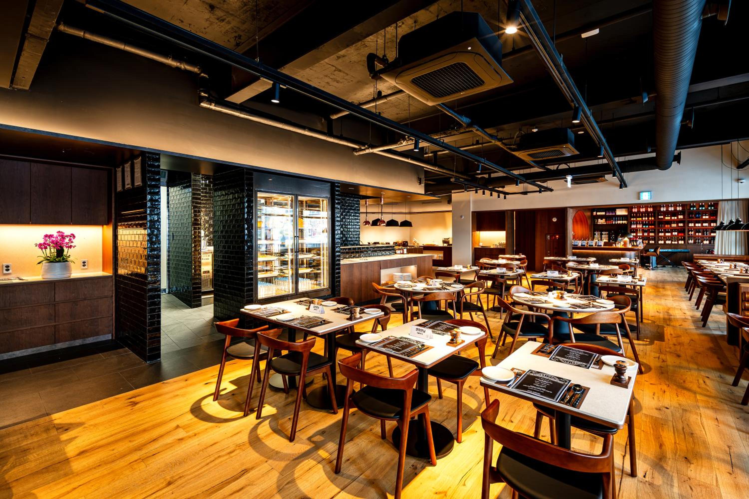 DELUXE QUEEN B-135 KITCHEN&BAR Lunch Buffet for 2pax