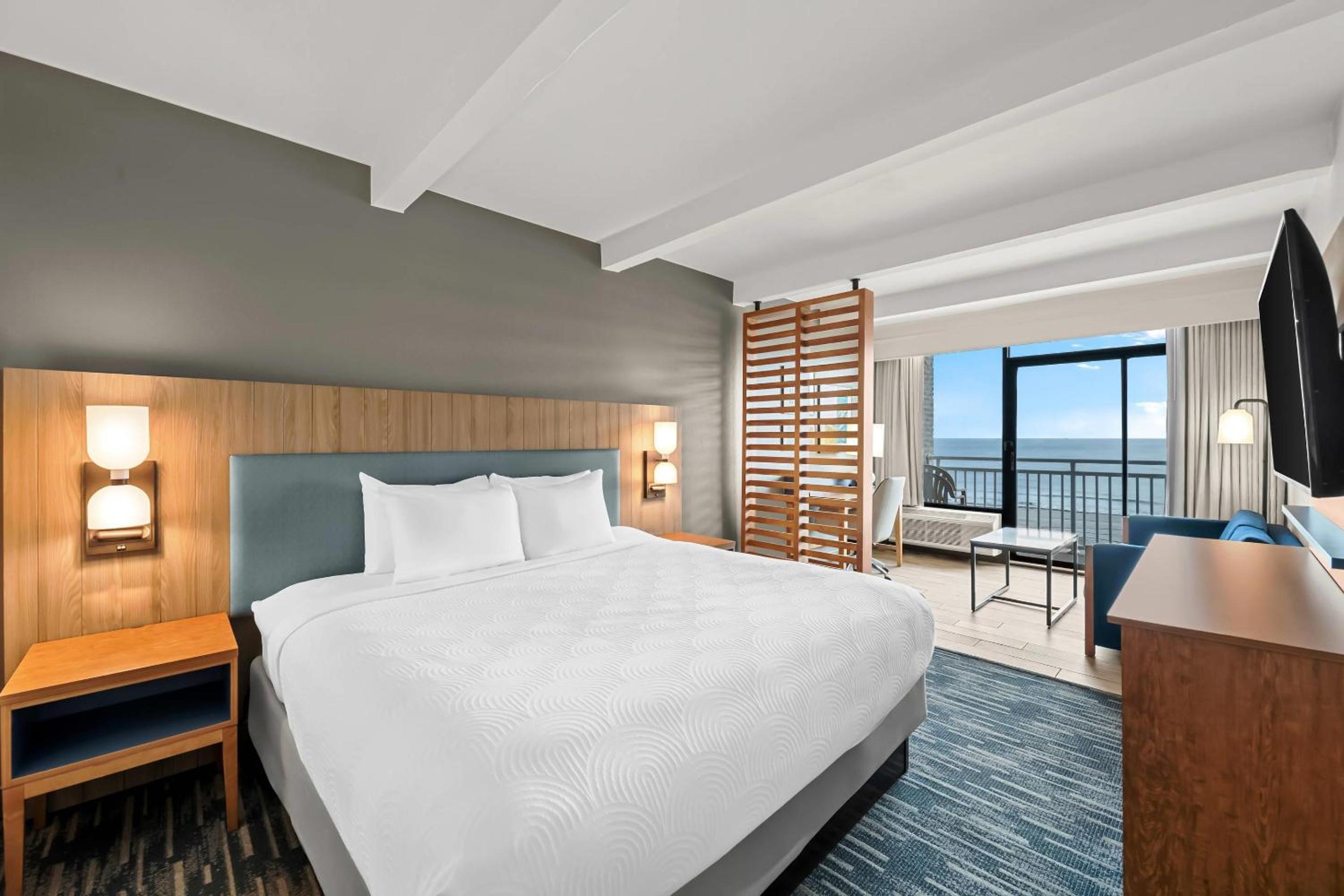 Premium Oceanfront King Room - Photo 1
