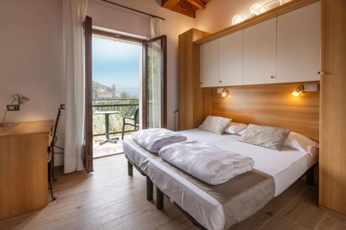 Double Room with Partial Lake View photo 2
