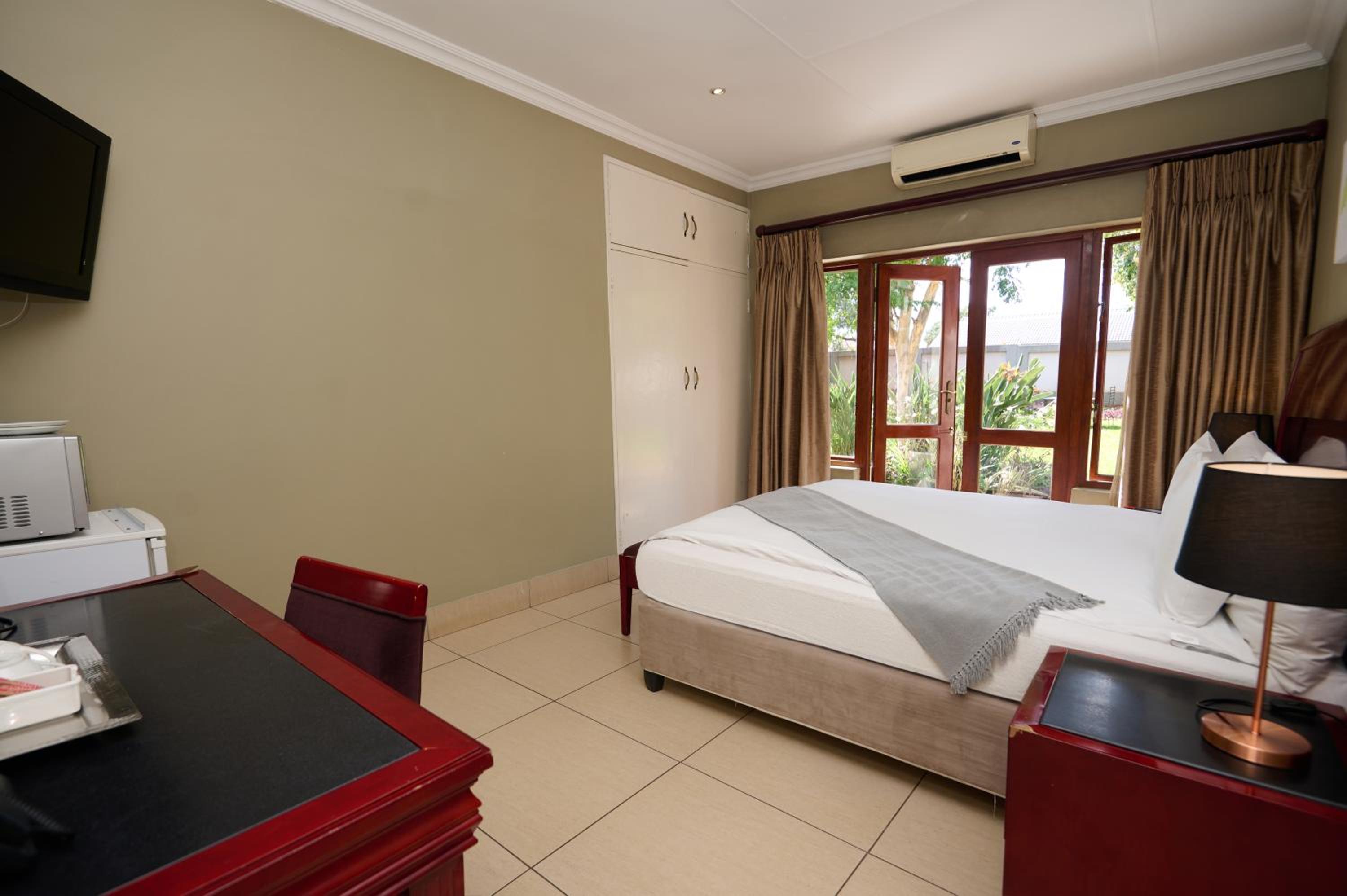 King Suite with Pool View photo 1