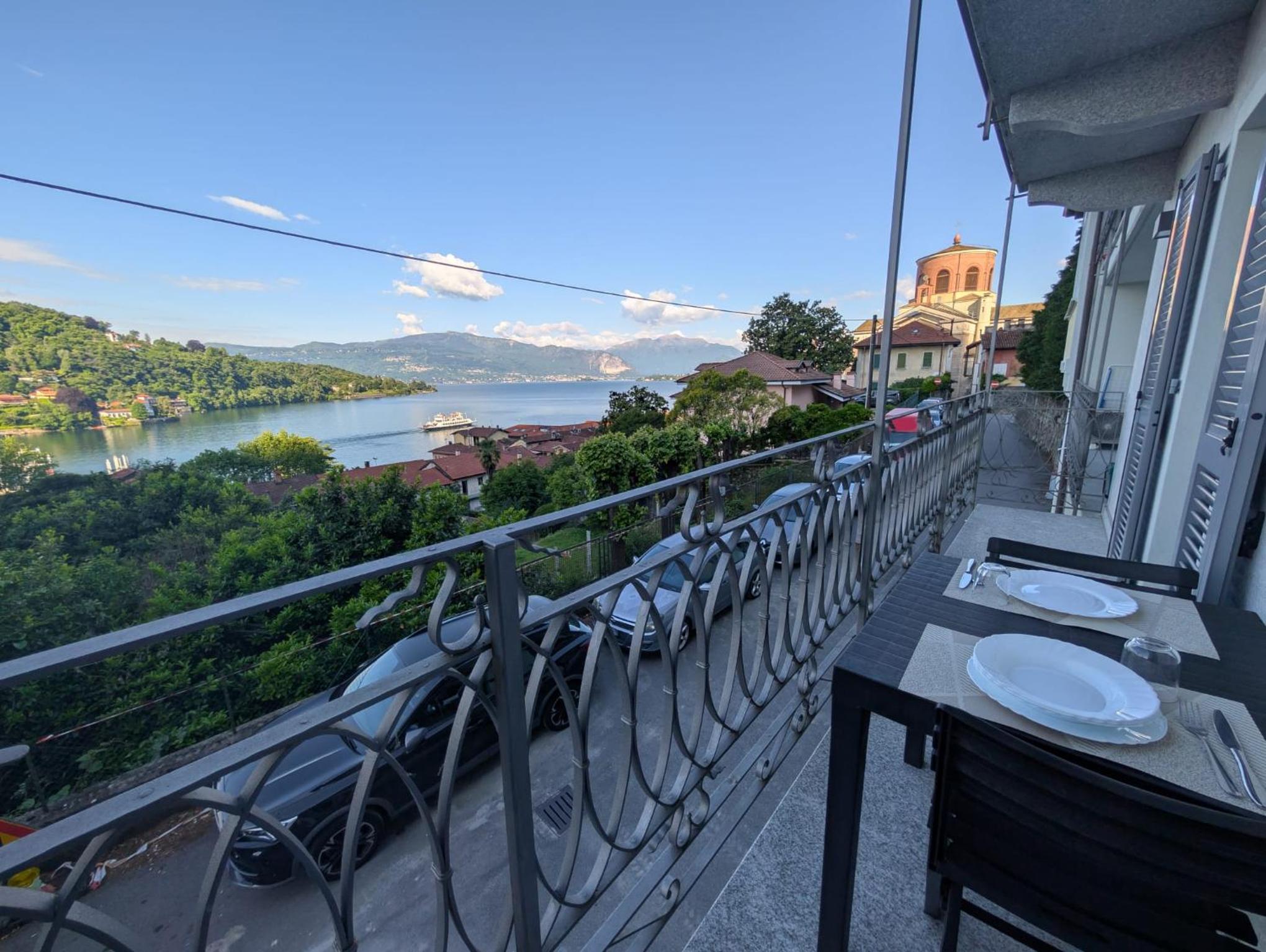Apartment with Lake View