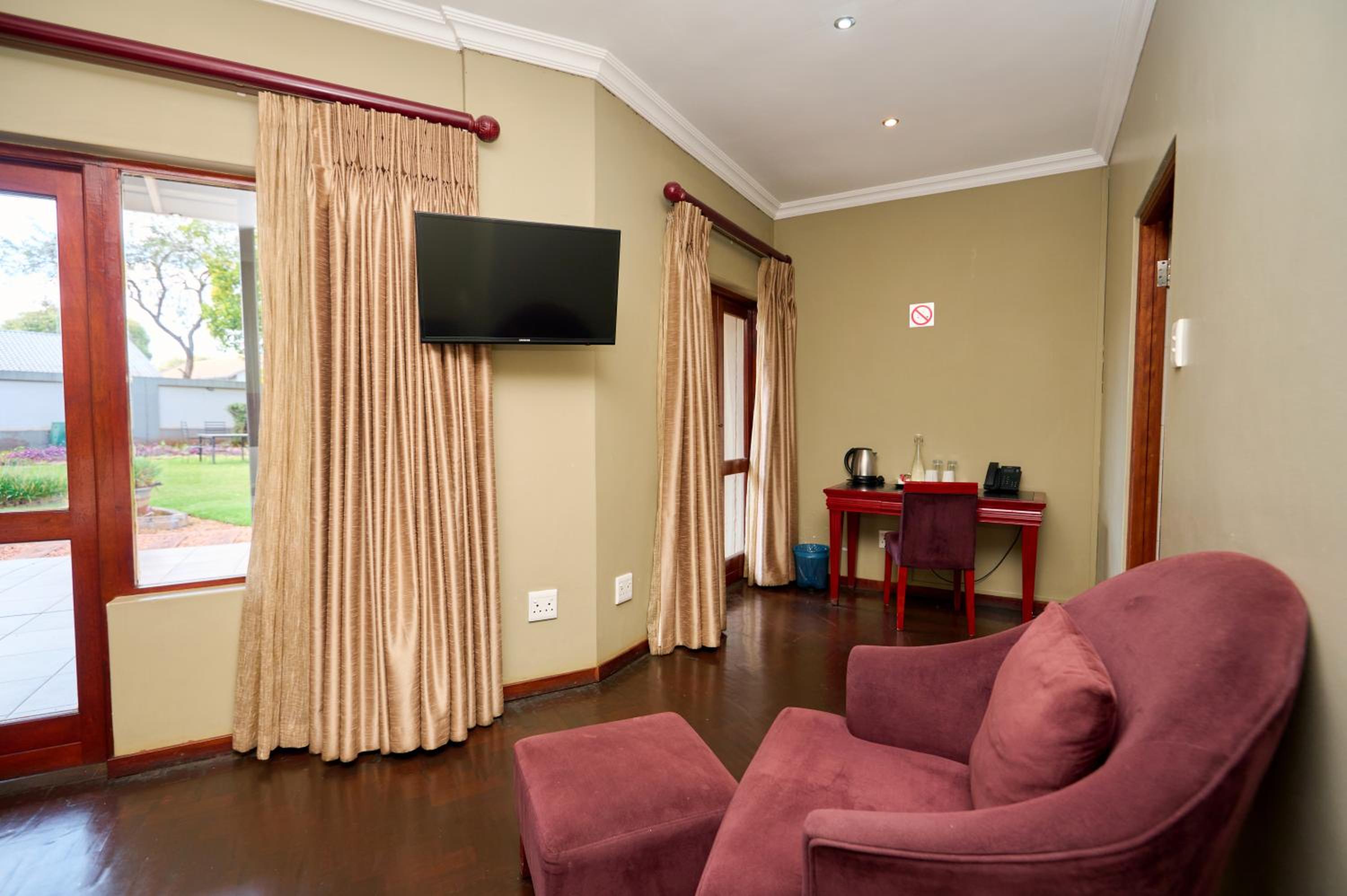 King Suite with Pool View photo 2