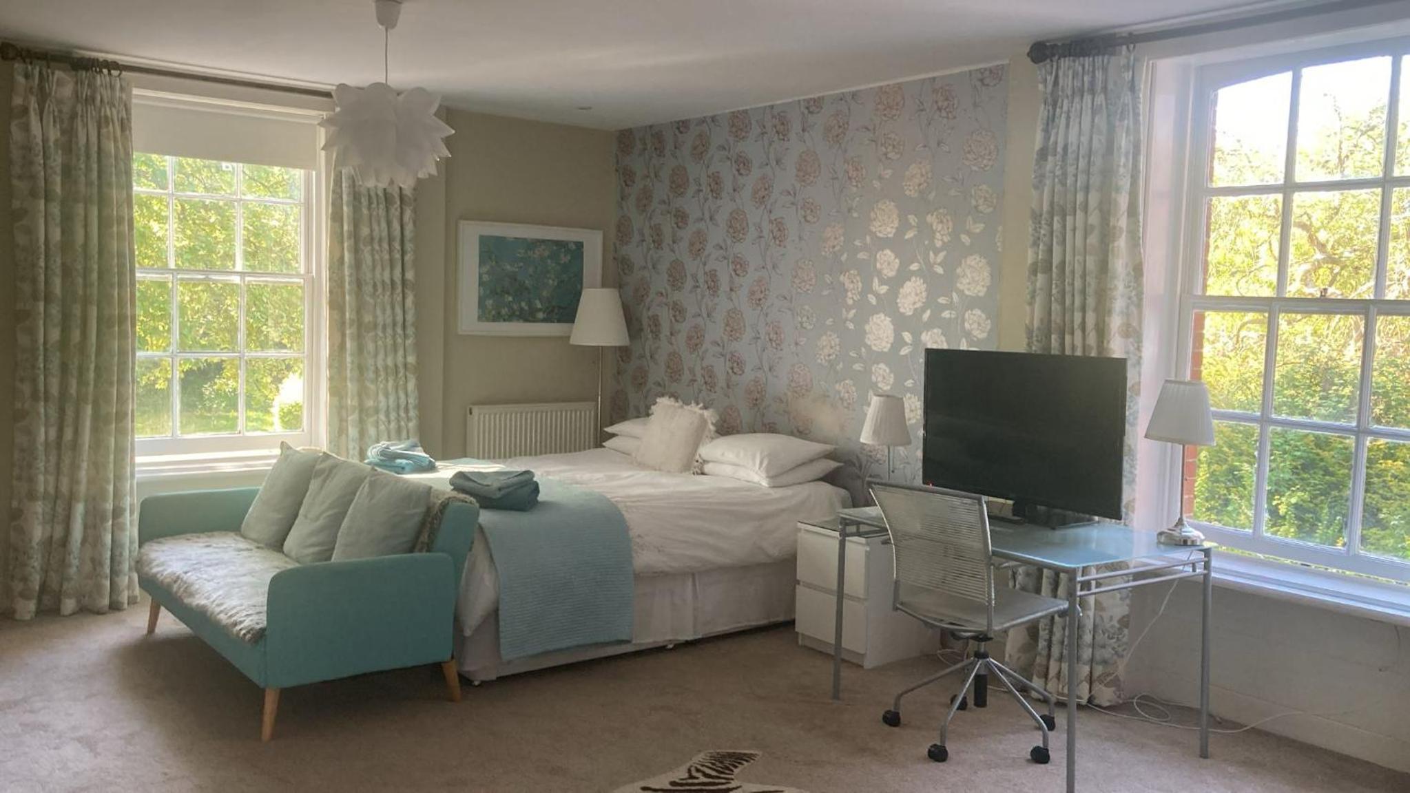 Superior Family Room photo 3
