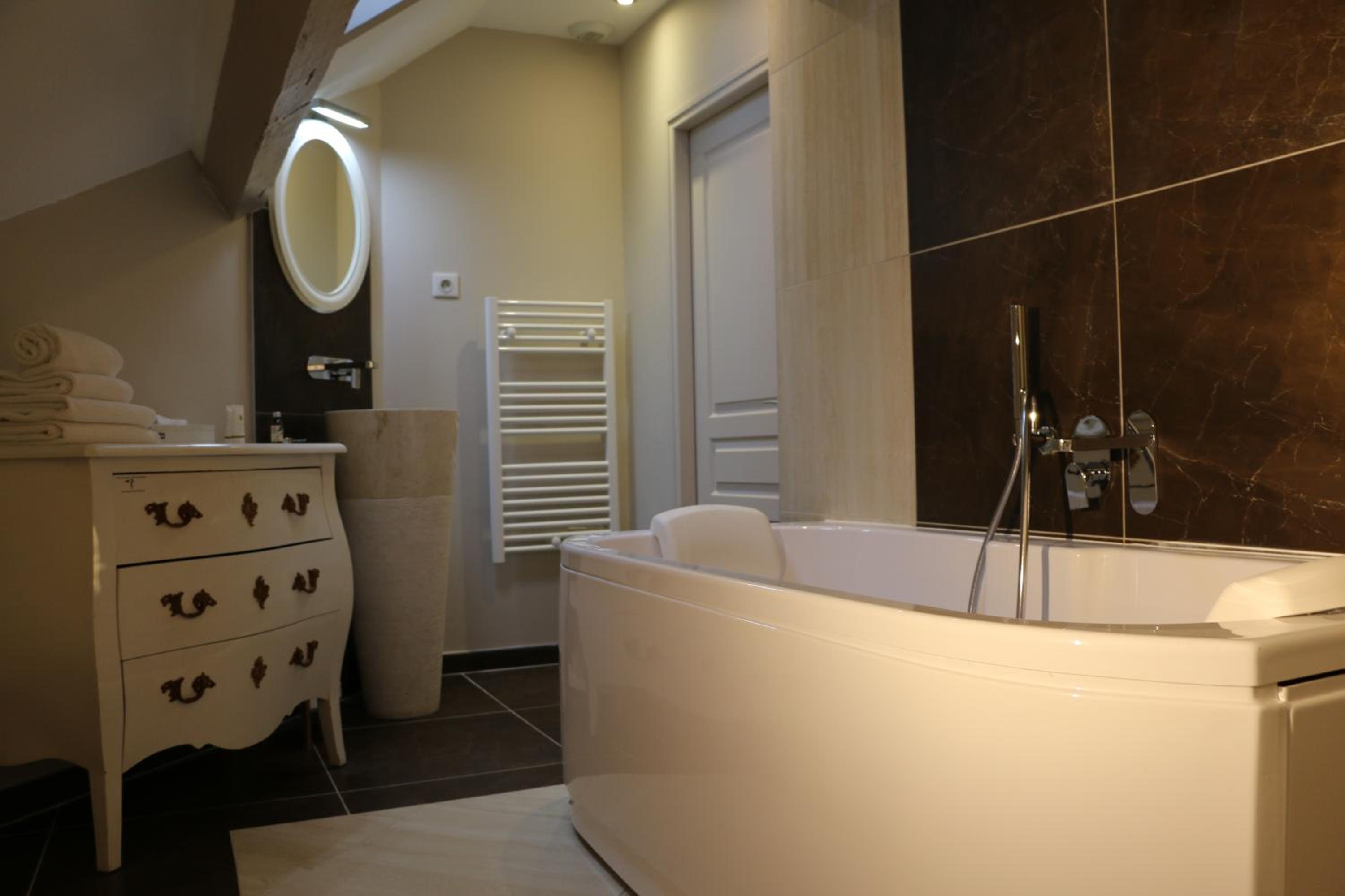 Suite - Attic - Photo 6