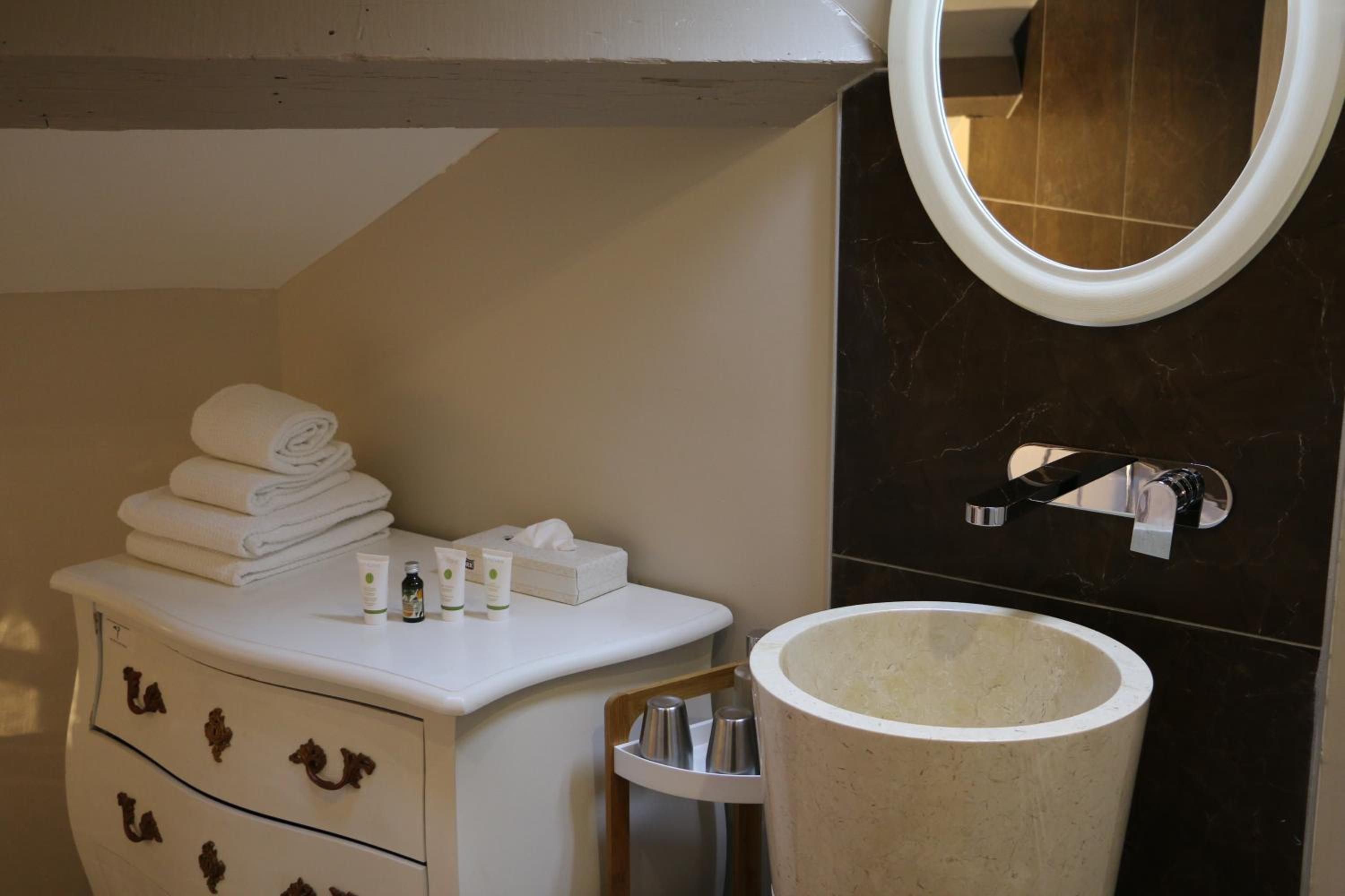 Suite - Attic - Photo 7
