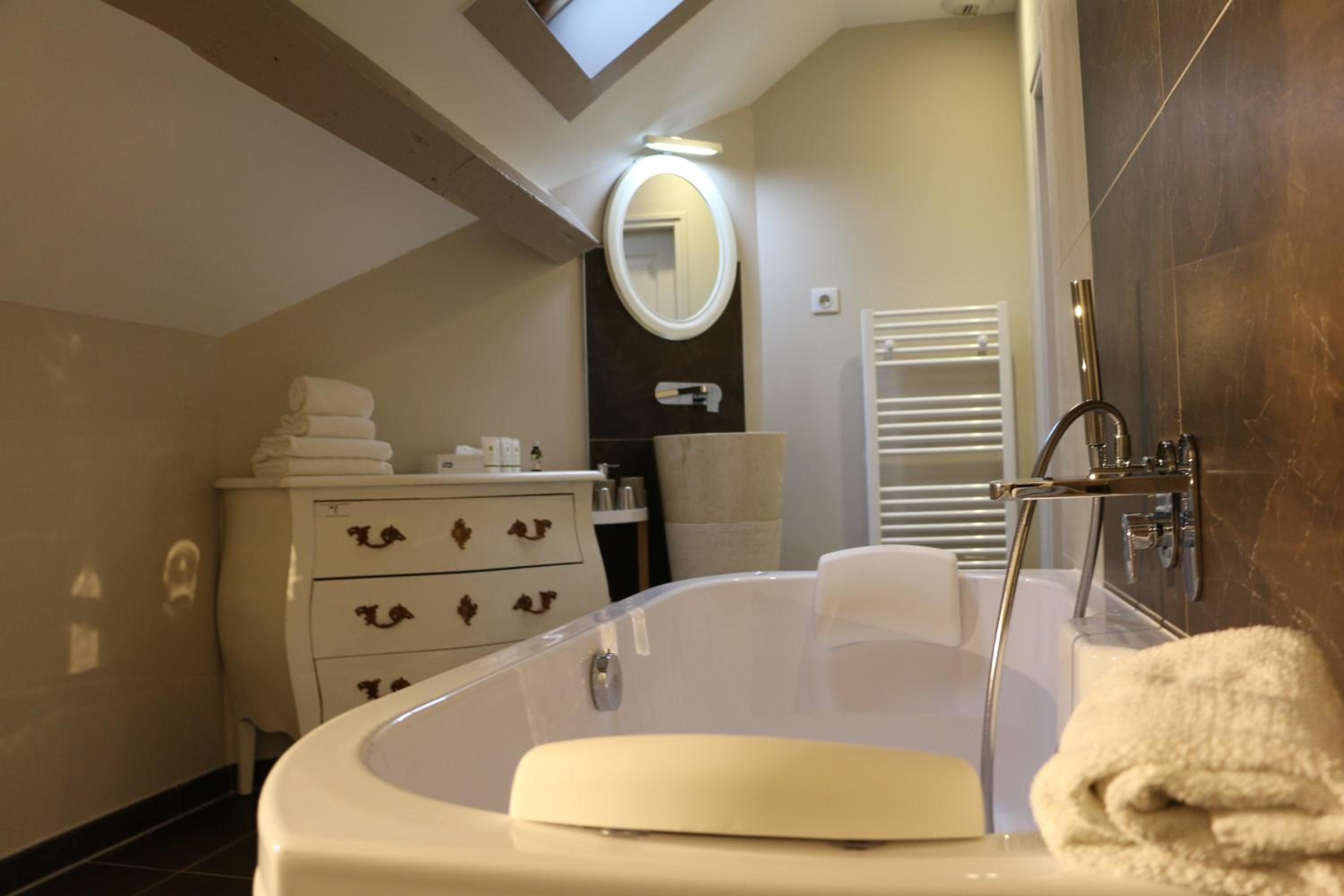 Suite - Attic - Photo 2
