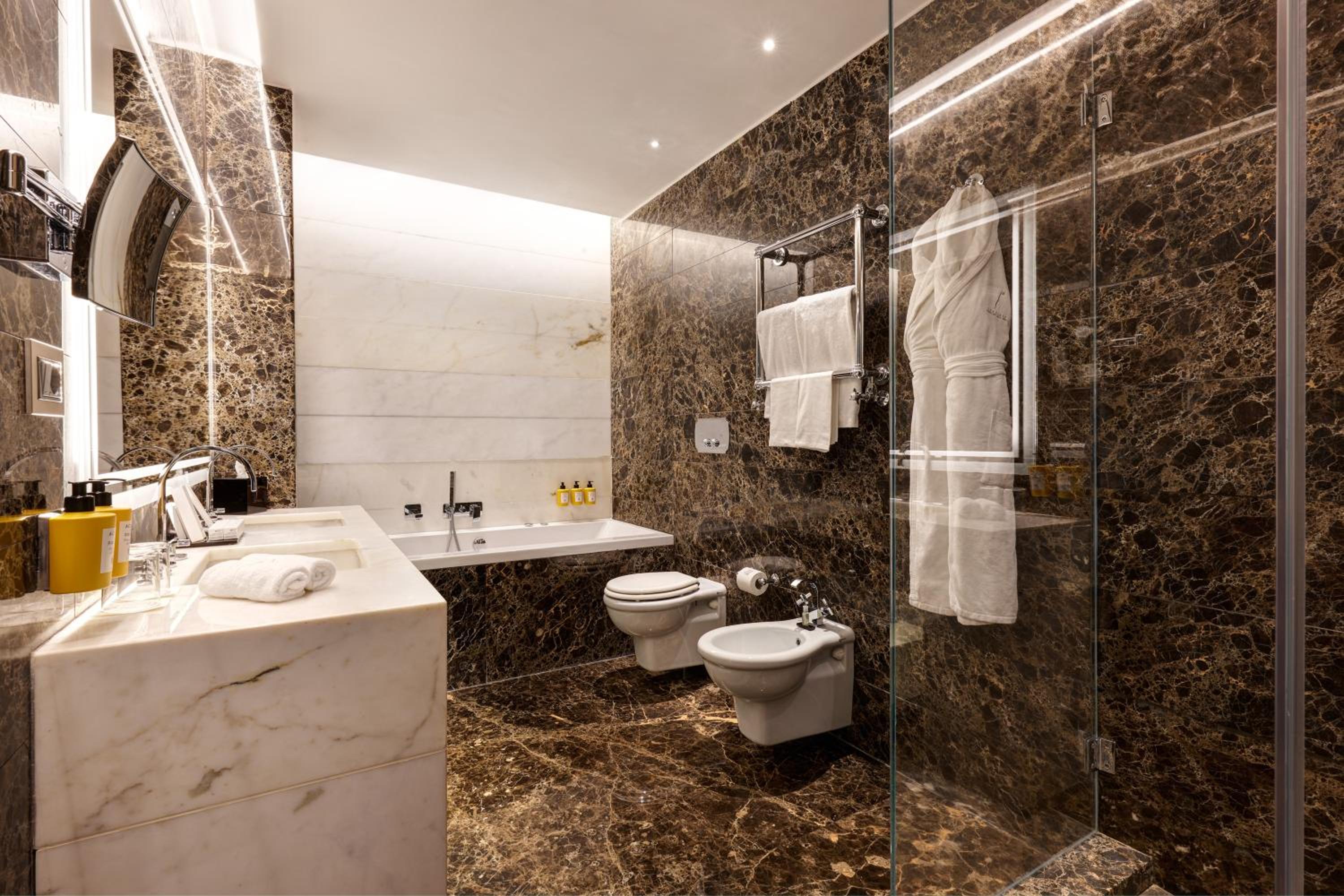 Presidential Suite (Non Smoking) thumbnail 5