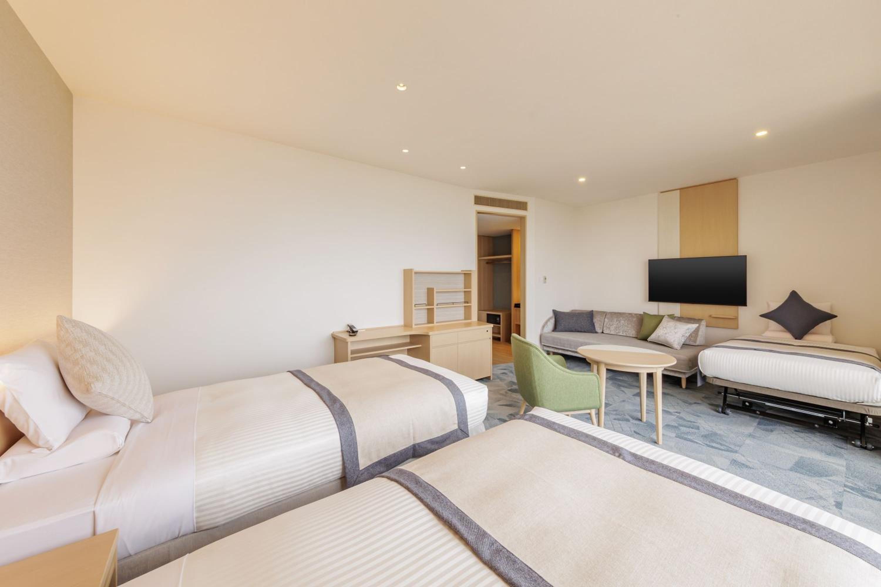 Family Twin Room with private bathroom photo 3