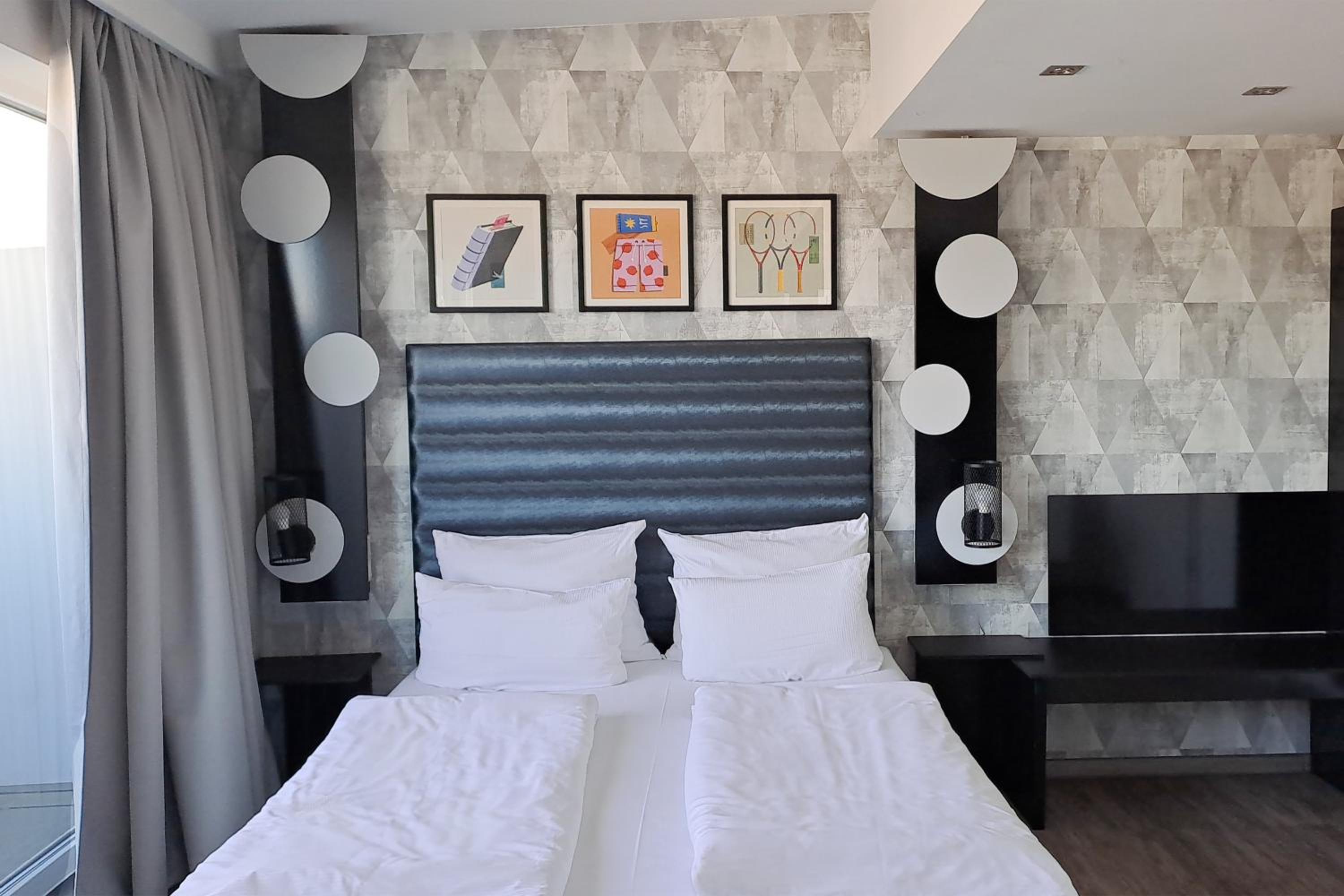 Standard Queen Room with Balcony - Top Floor