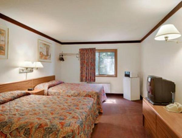 Queen Room with Two Queen Beds - Smoking photo 1