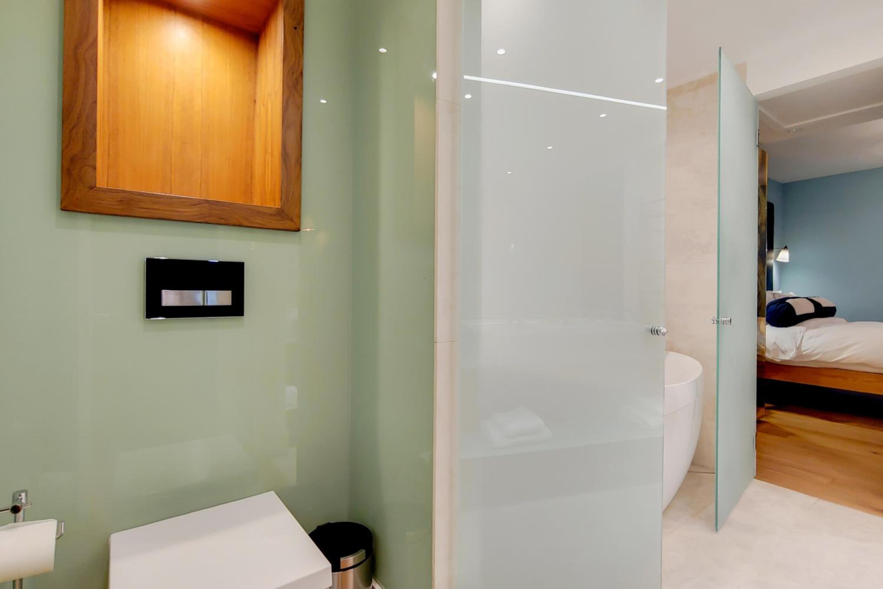 Elegant 1-Bed Apartment with Bathtub photo 2