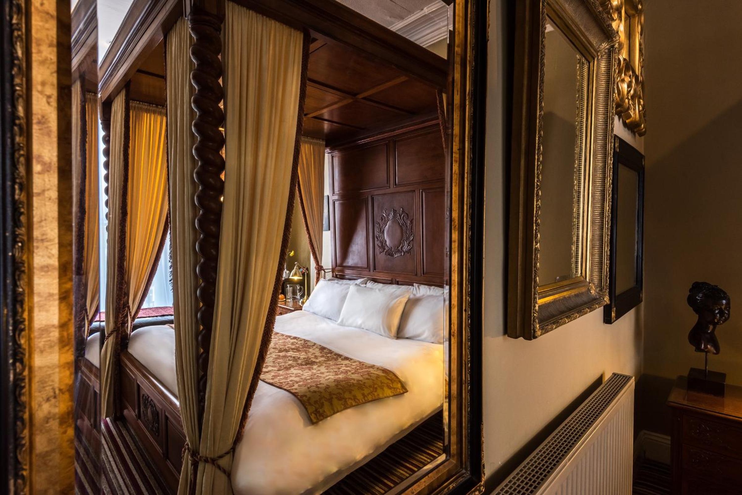 Double Room with Four Poster Bed - Photo 10