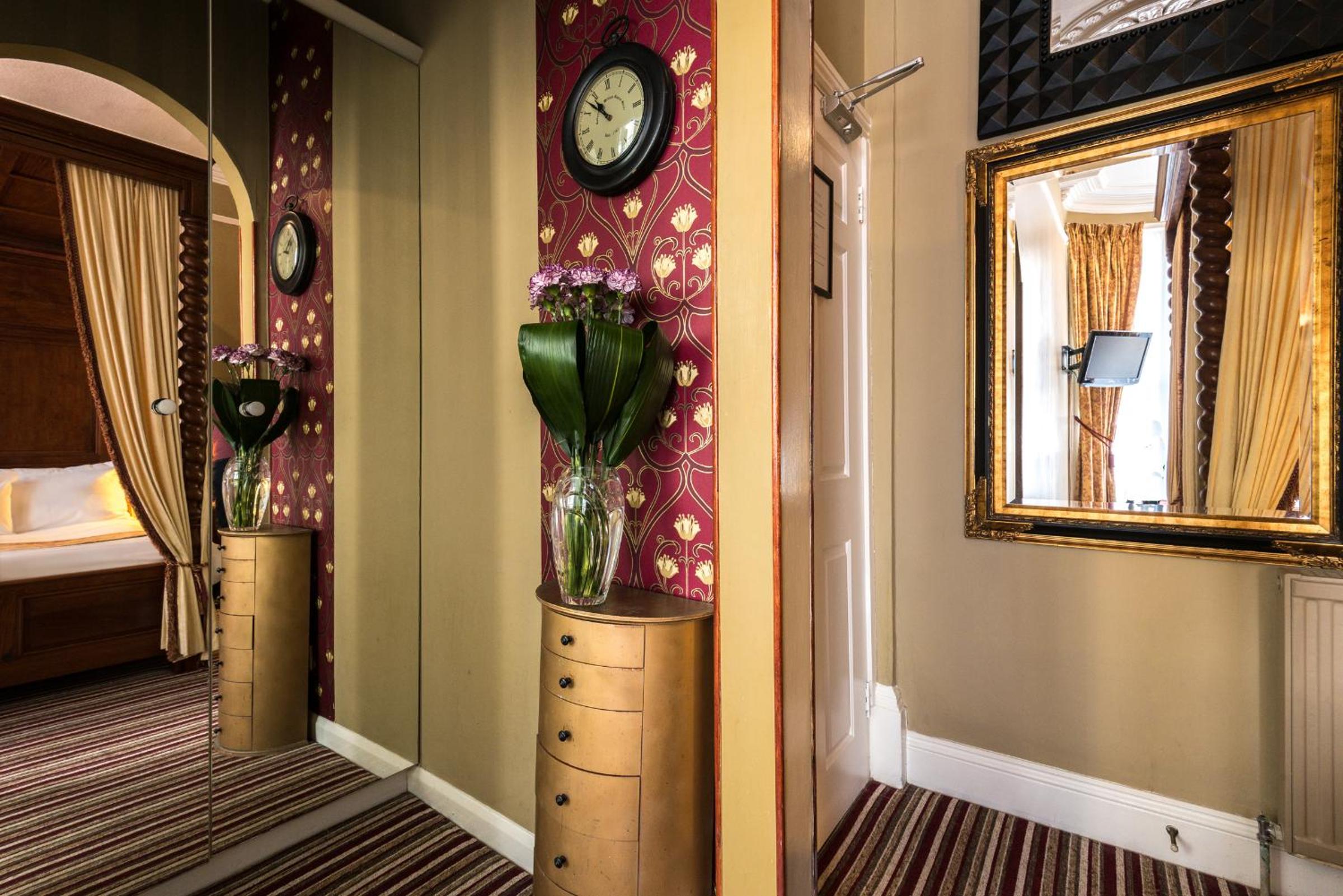 Double Room with Four Poster Bed - Photo 11