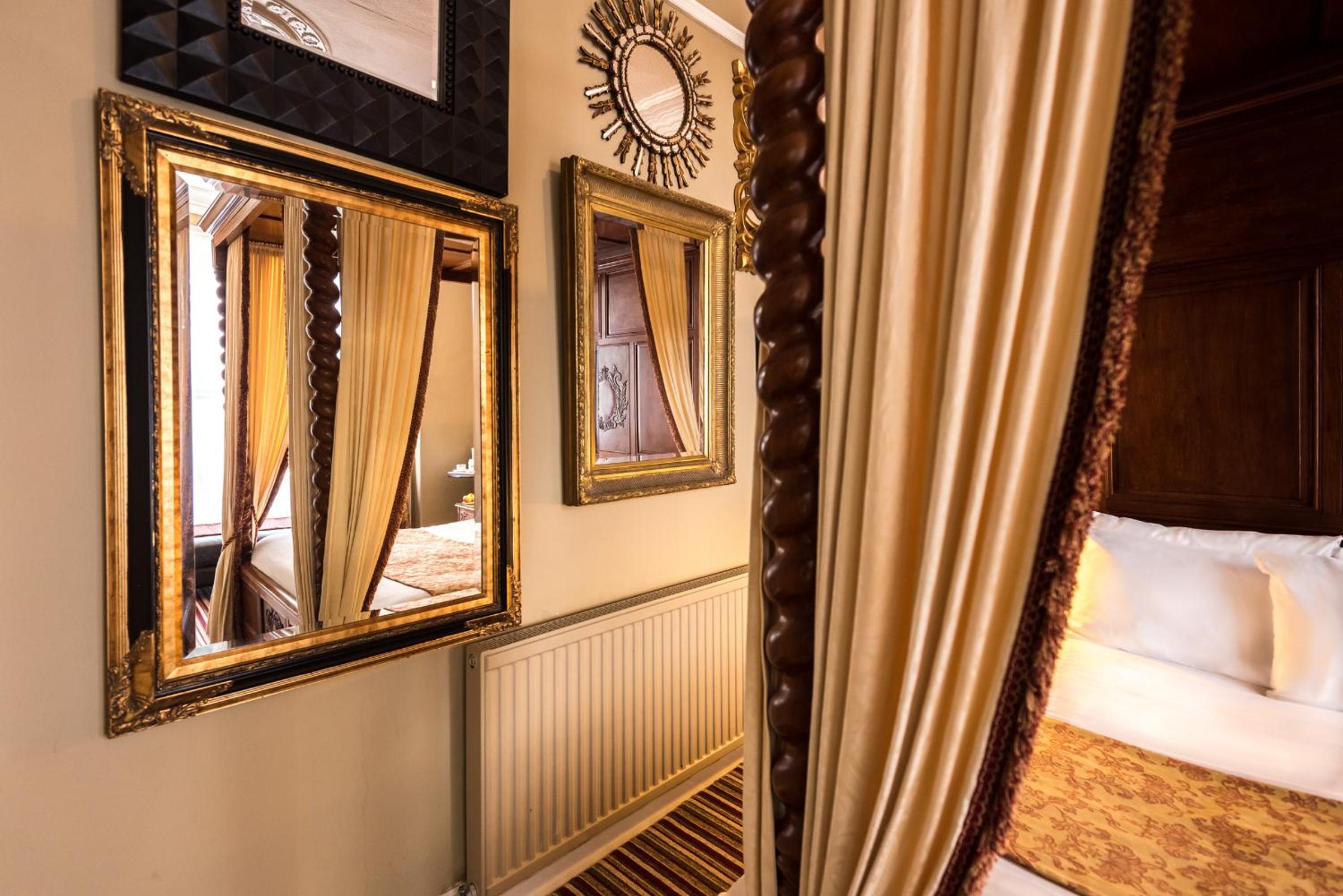 Double Room with Four Poster Bed - Photo 12