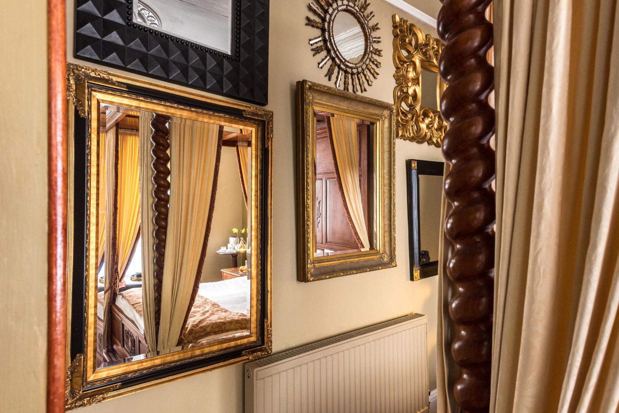 Double Room with Four Poster Bed - Photo 15