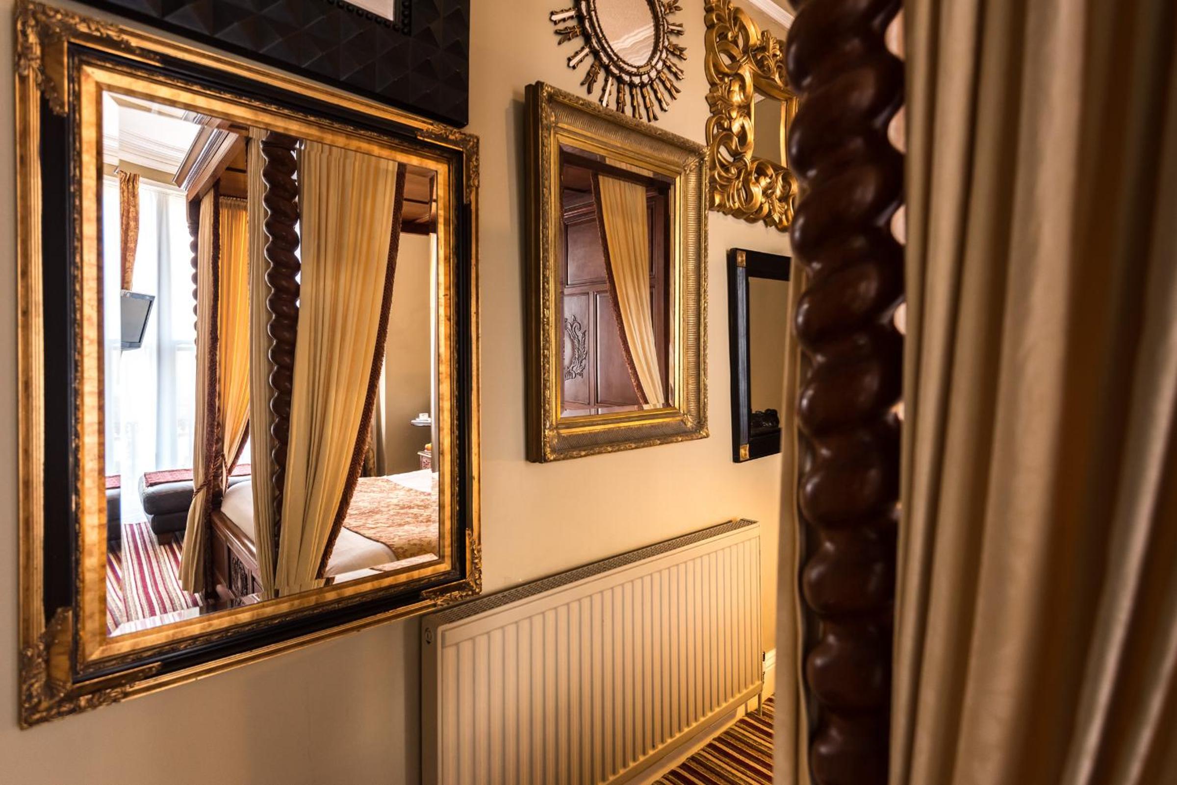 Double Room with Four Poster Bed - Photo 3