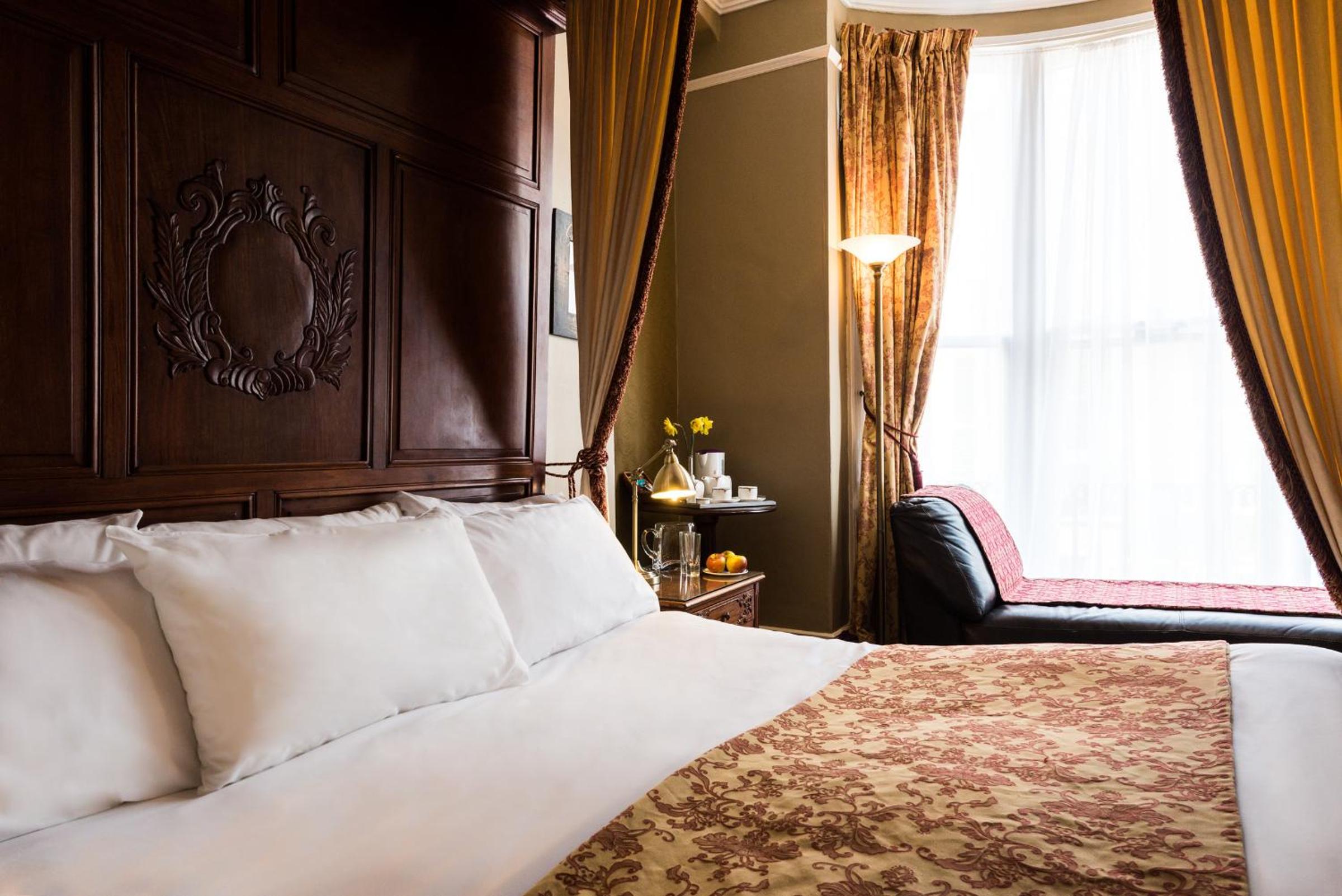 Double Room with Four Poster Bed - Photo 13