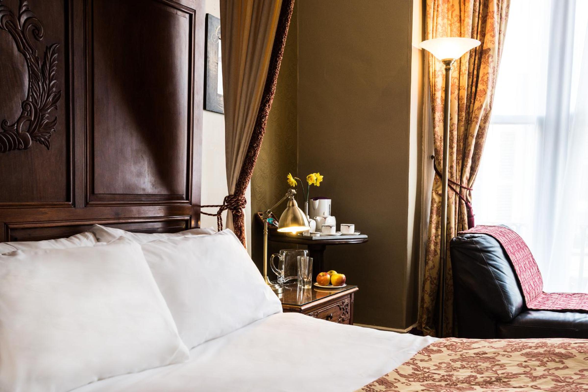 Double Room with Four Poster Bed - Photo 14