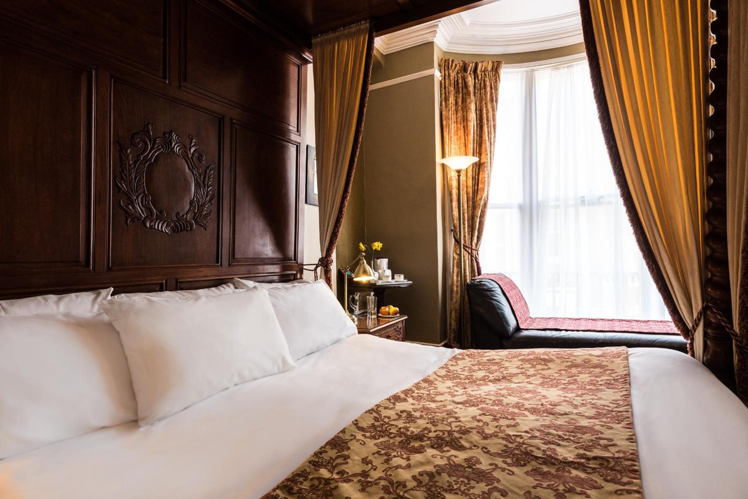 Double Room with Four Poster Bed - Photo 2