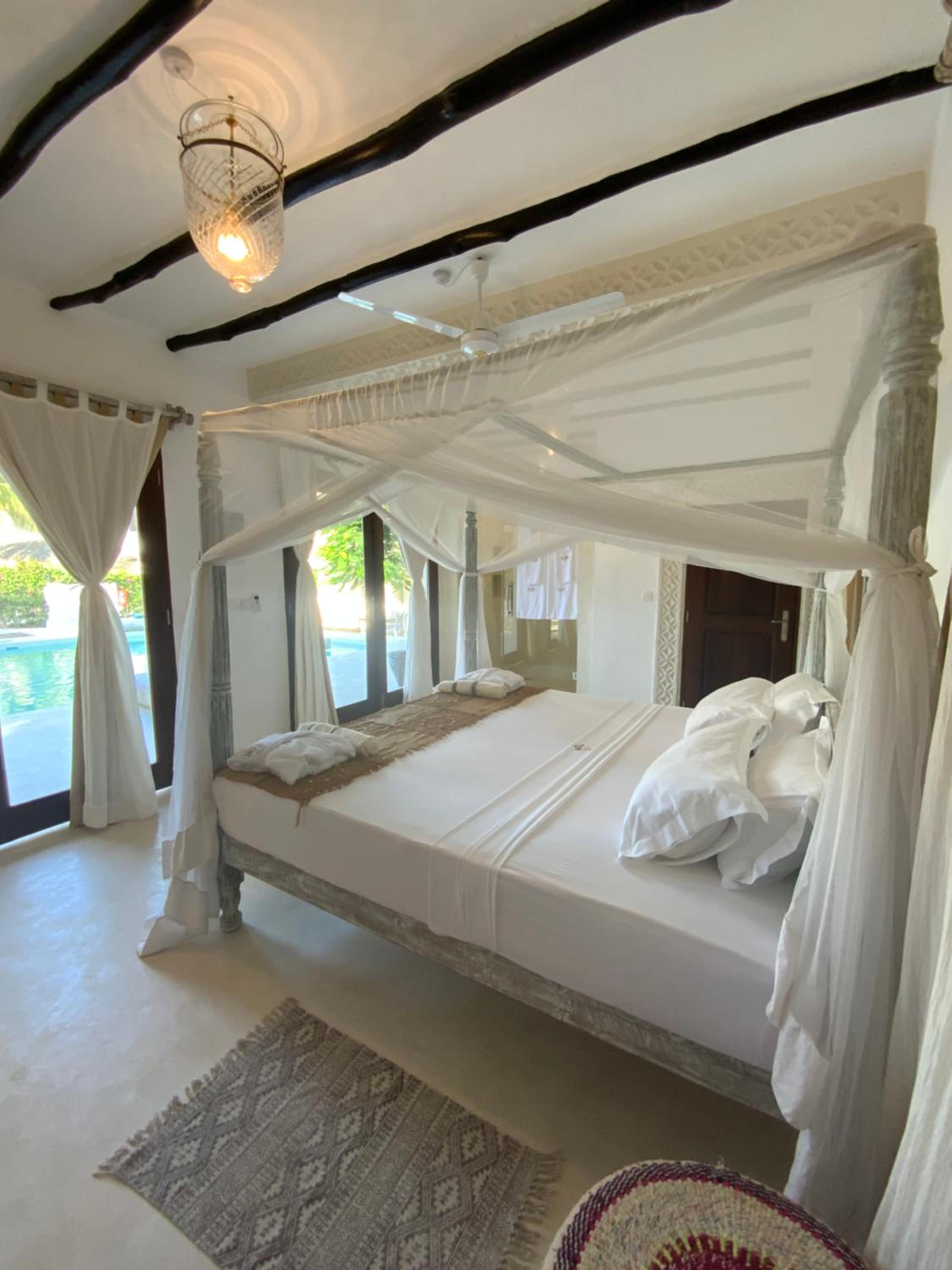 Queen Room with Pool View photo 2
