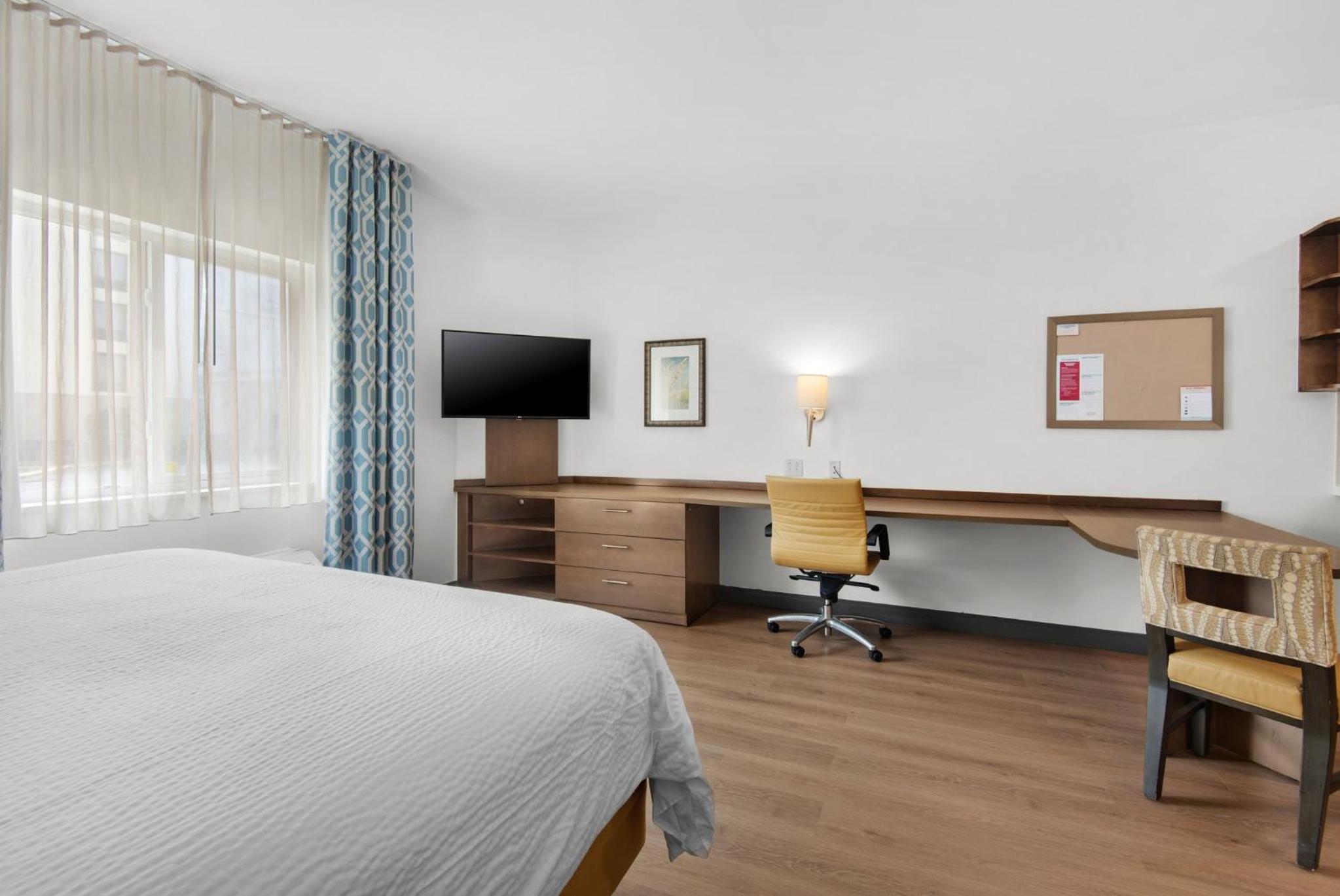 One-Bedroom King Suite with Tub - Mobility Accessible photo 3