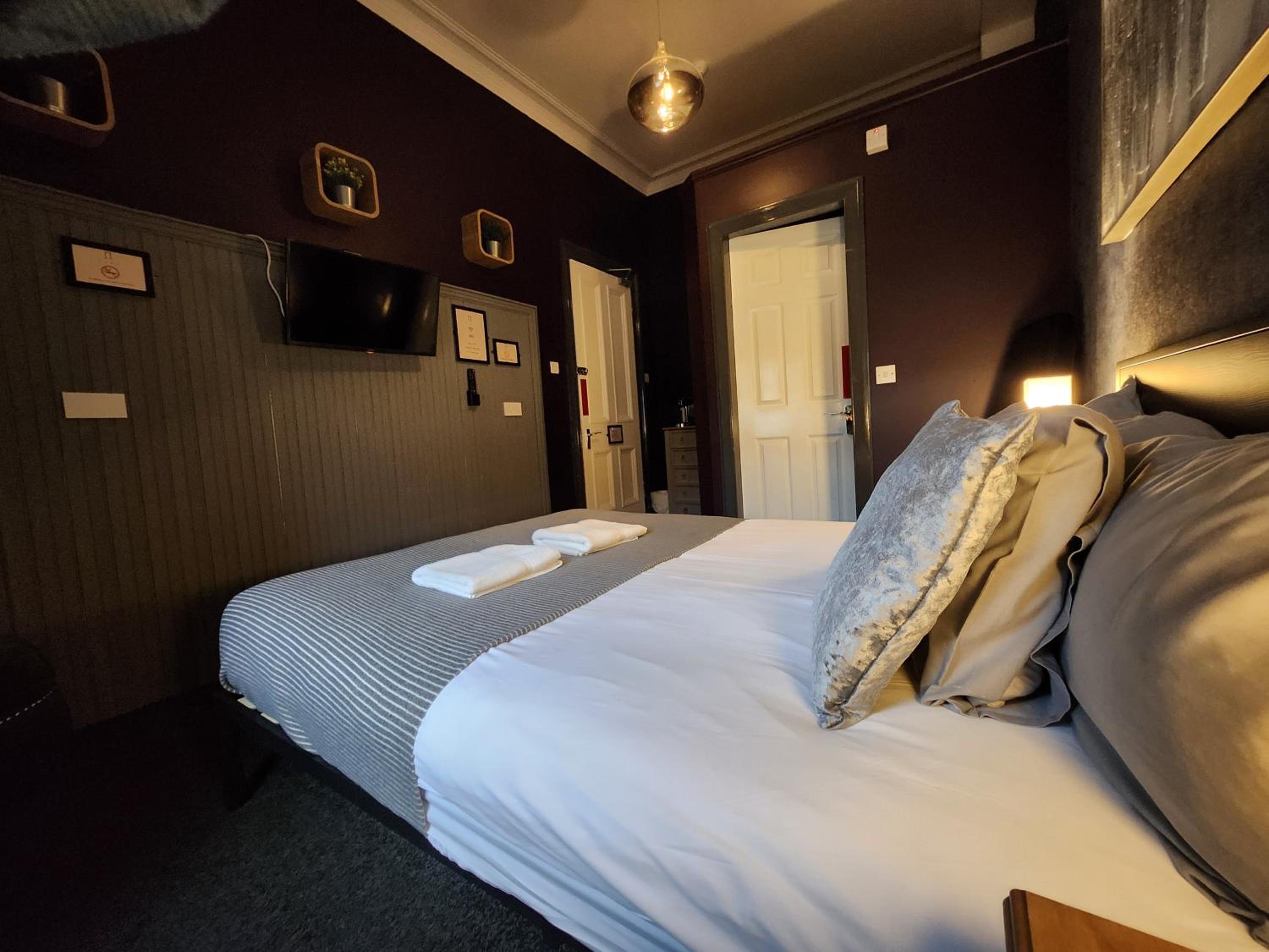 Double Room thumbnail 6