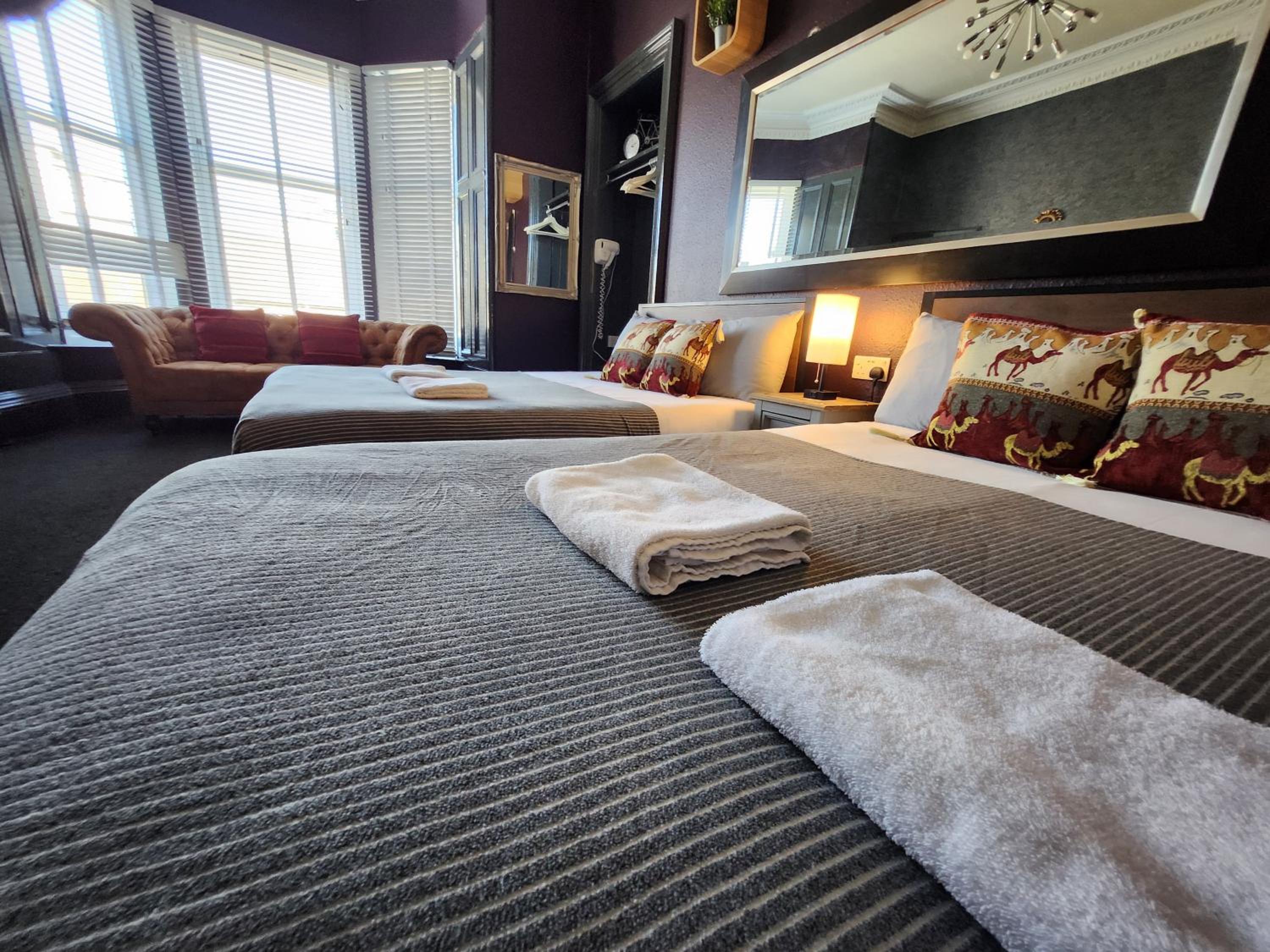 Deluxe Quadruple Room thumbnail 6