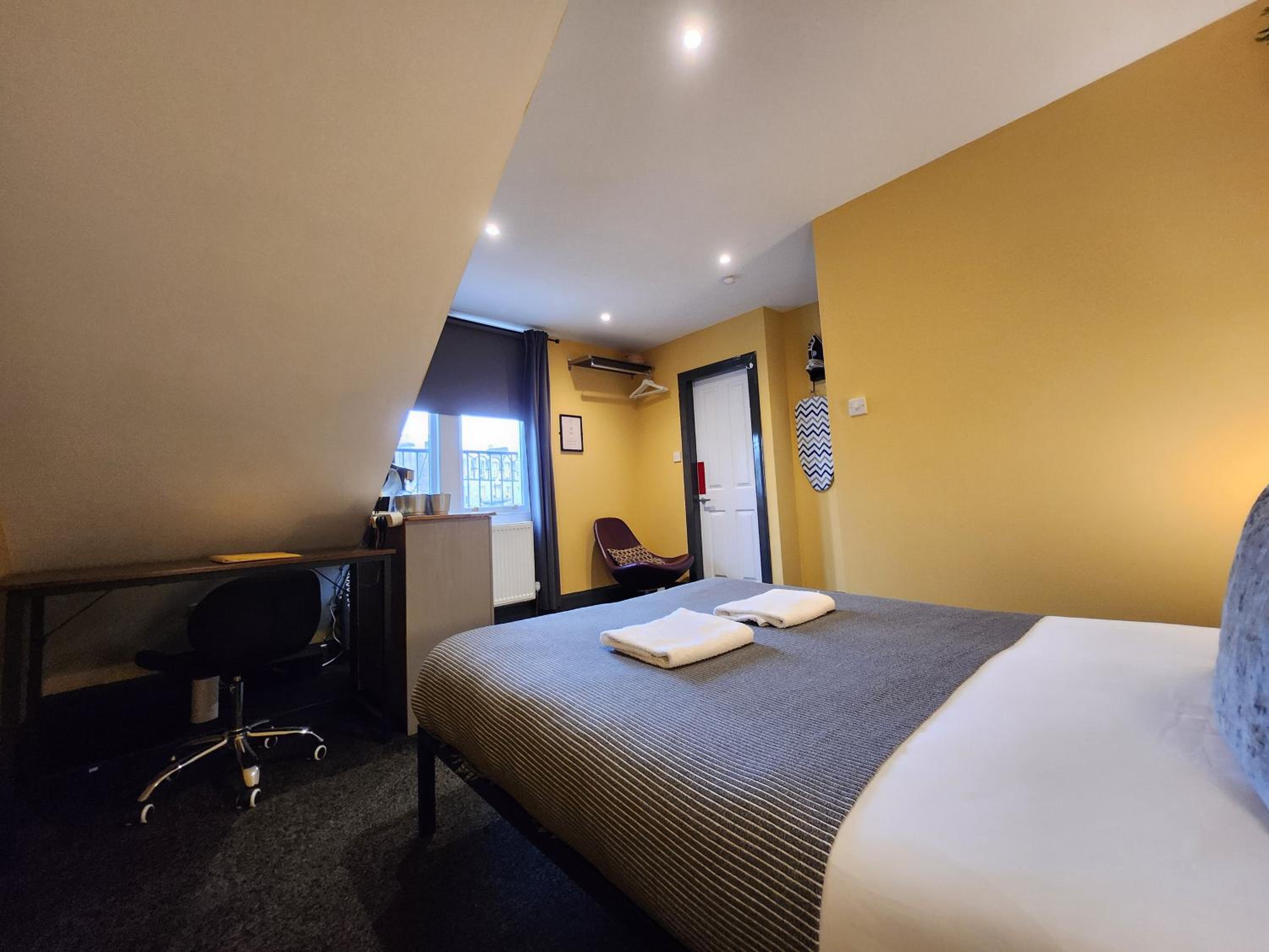 Standard Double Room thumbnail 5