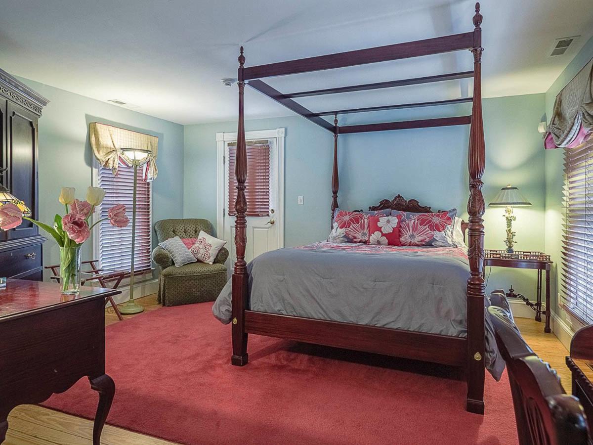 Queen Room with Balcony photo 3