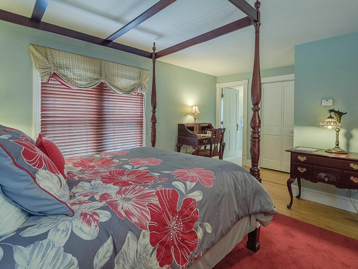 Queen Room with Balcony photo 2