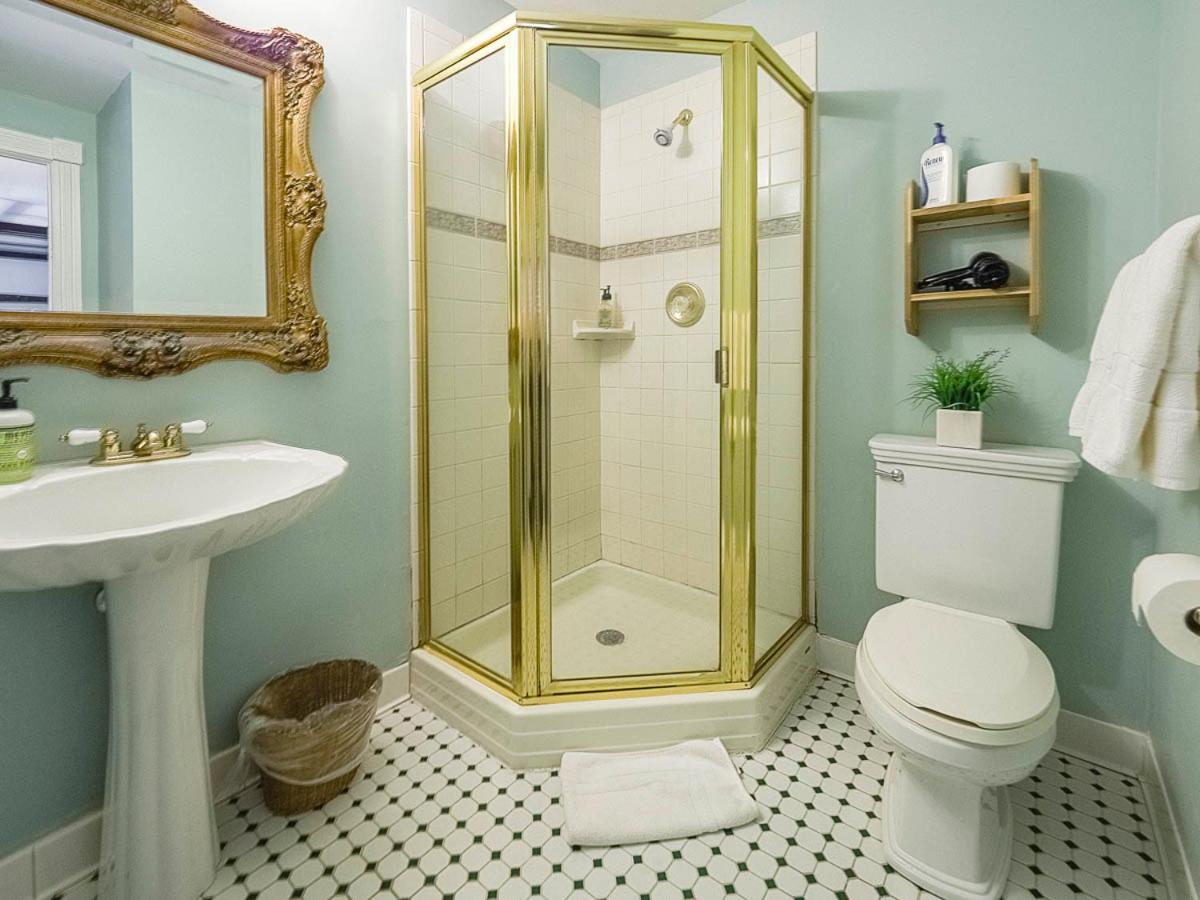 Queen Room with Balcony photo 1