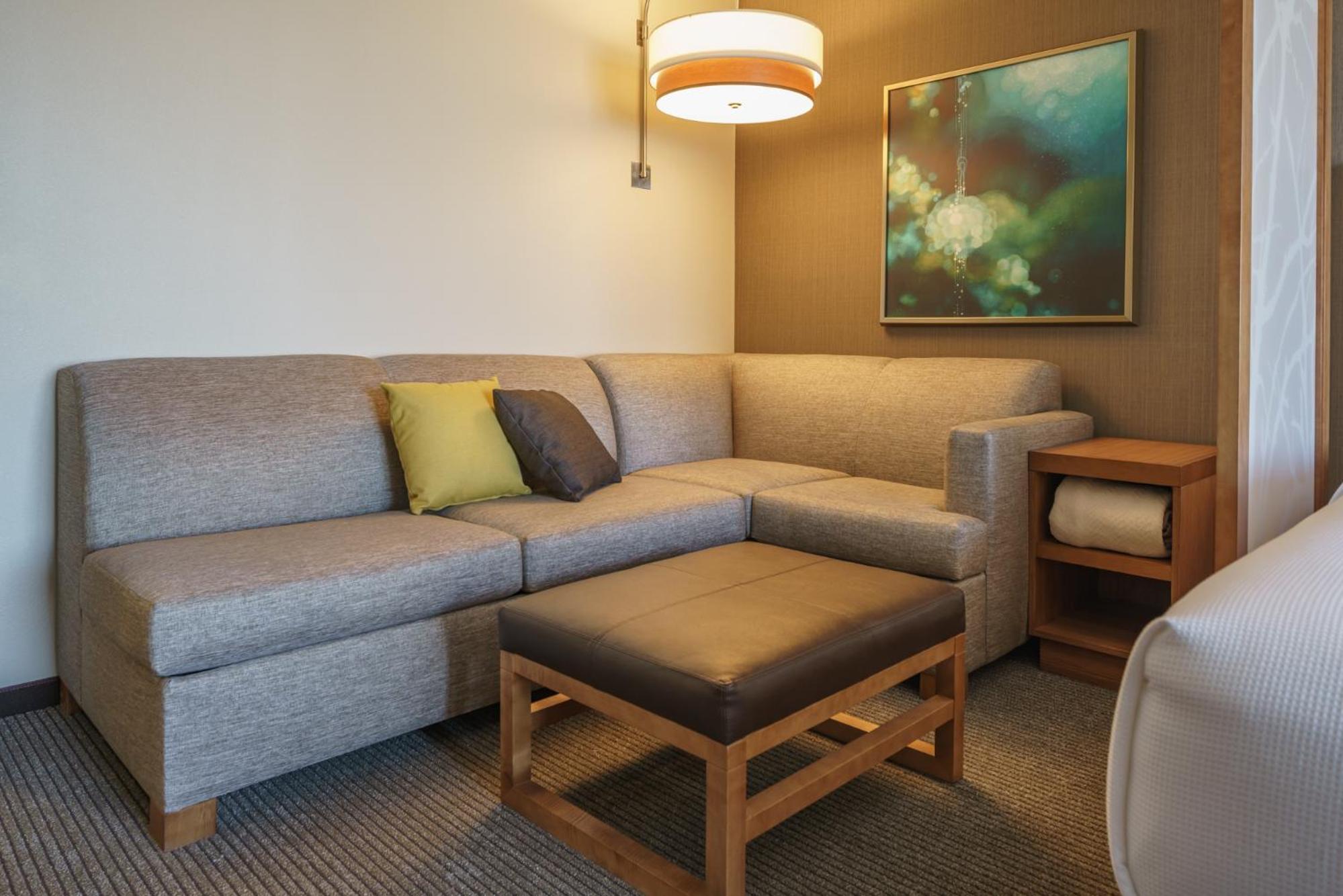 Queen Room with Two Queen Beds and Sofa Bed - High Floor photo 2