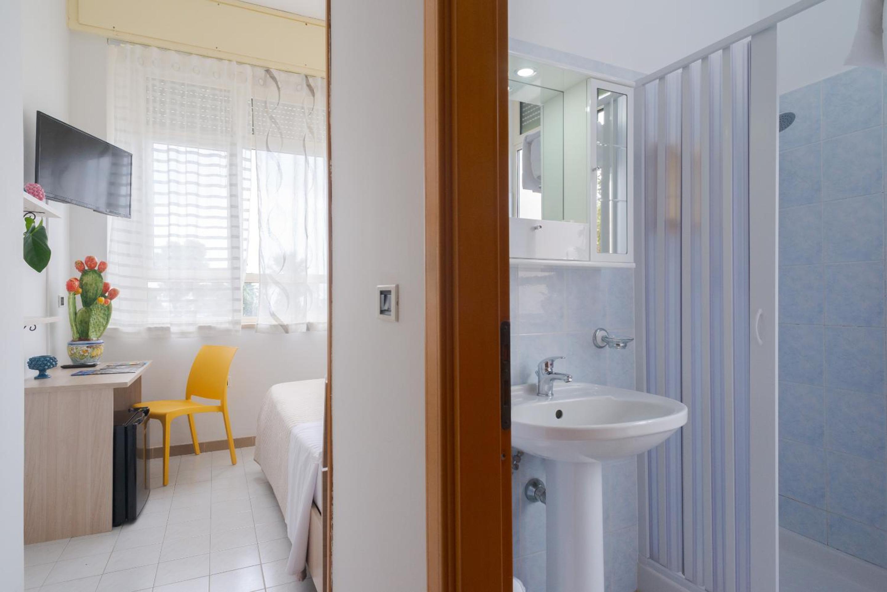 Double Room with Private Bathroom - Photo 13