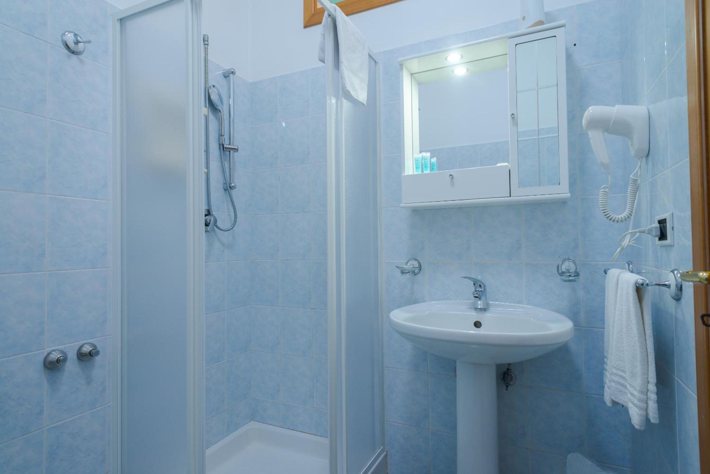 Double Room with Private Bathroom - Photo 14