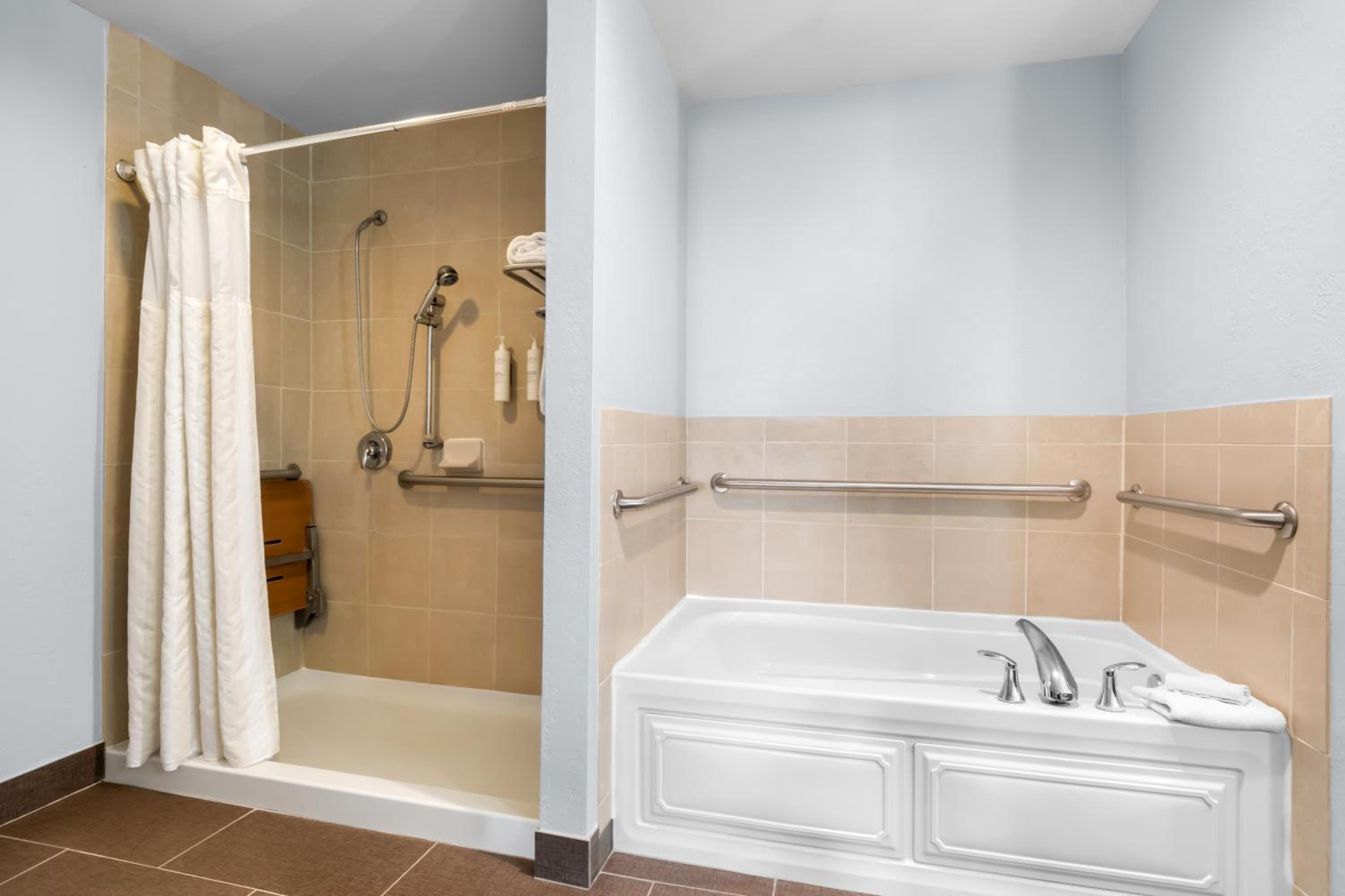 One-Bedroom Queen Suite - Hearing Accessible - Photo 7