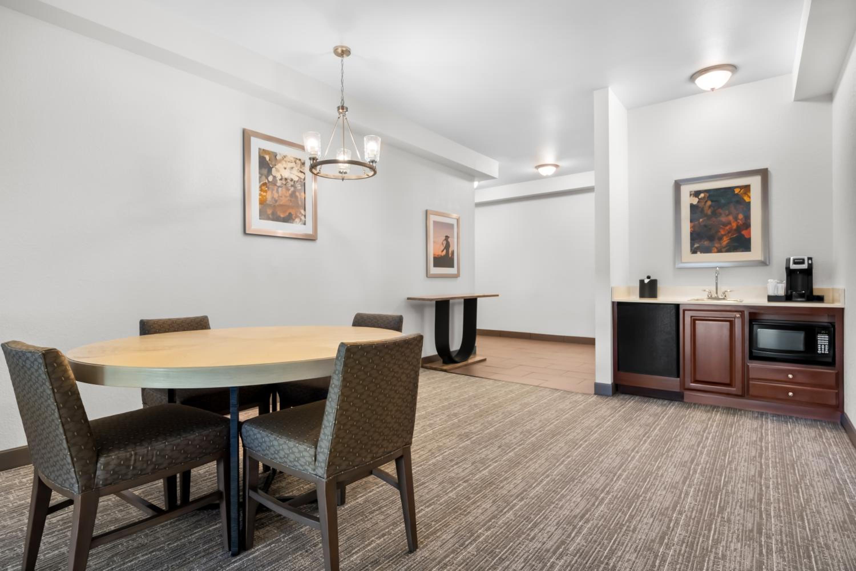 One-Bedroom Queen Suite - Hearing Accessible - Photo 8