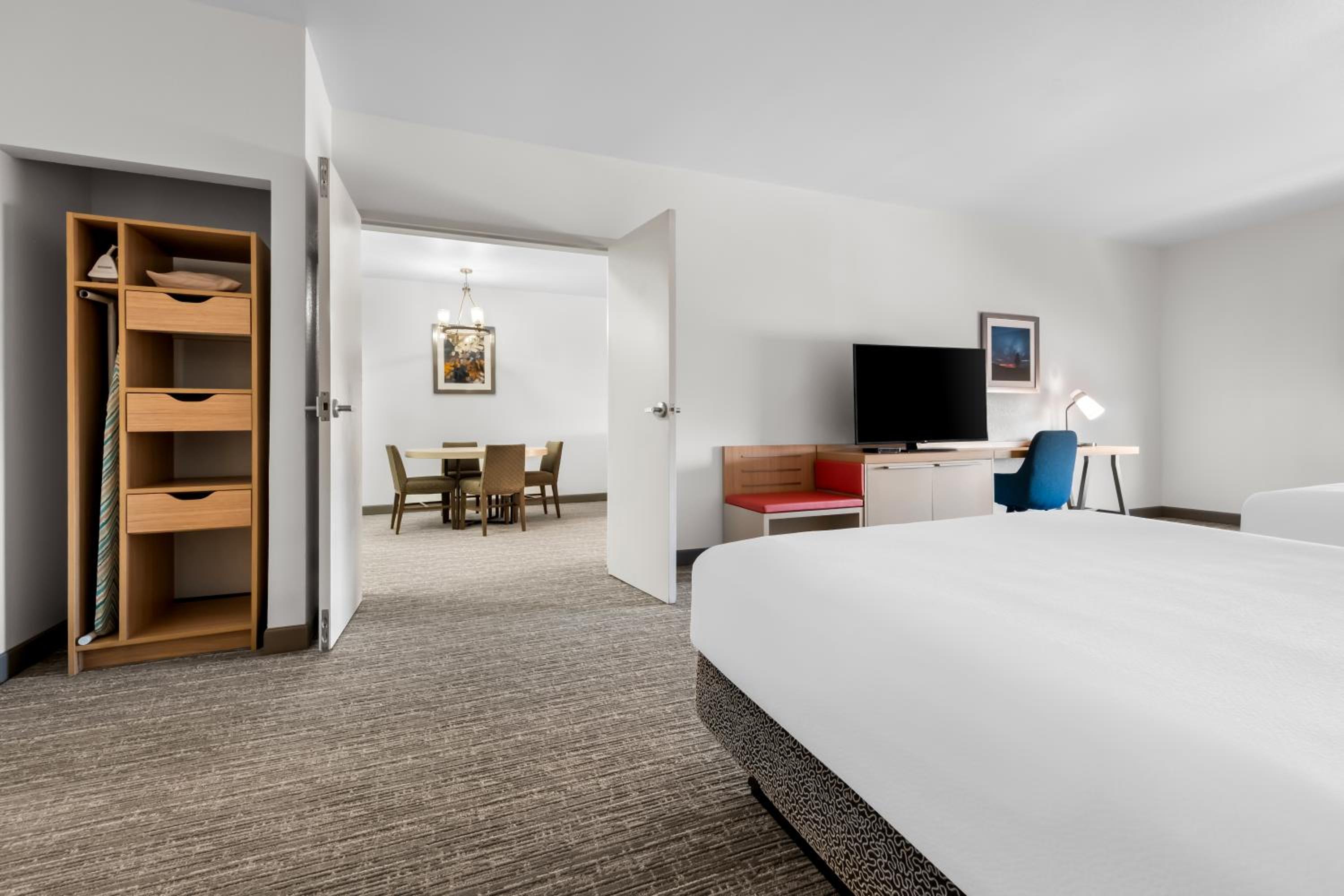 One-Bedroom Queen Suite - Hearing Accessible - Photo 10