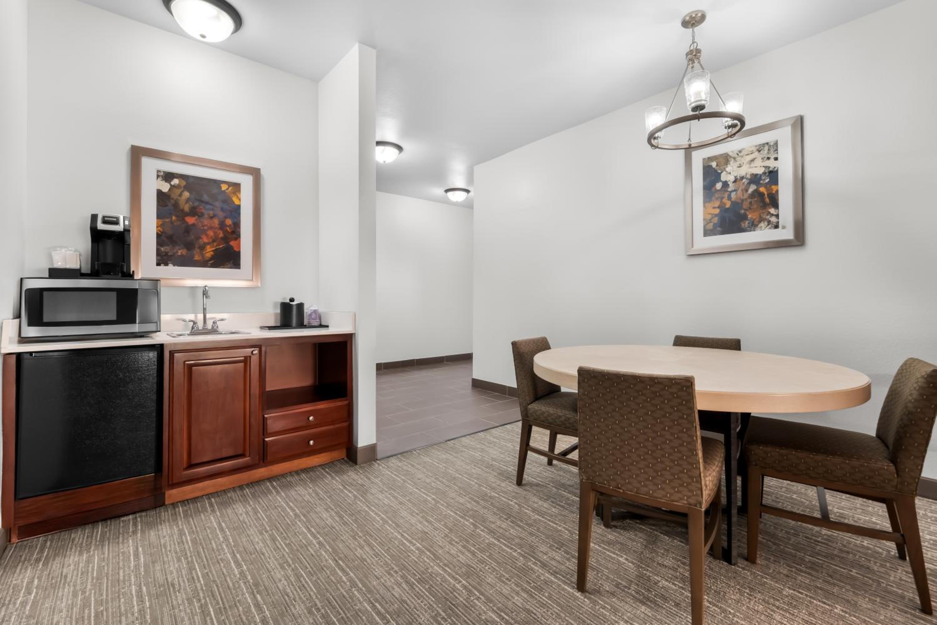 One-Bedroom Queen Suite - Hearing Accessible - Photo 11