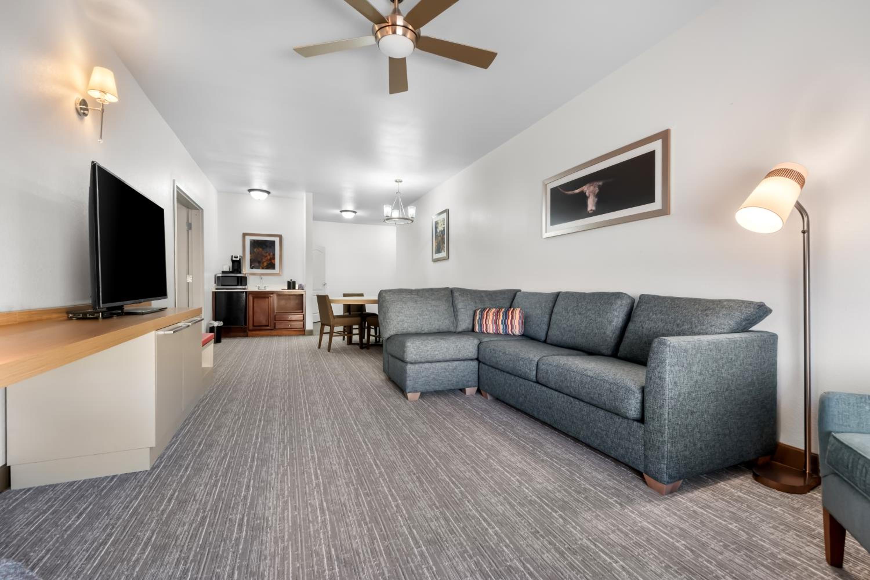 One-Bedroom Queen Suite - Hearing Accessible - Photo 12