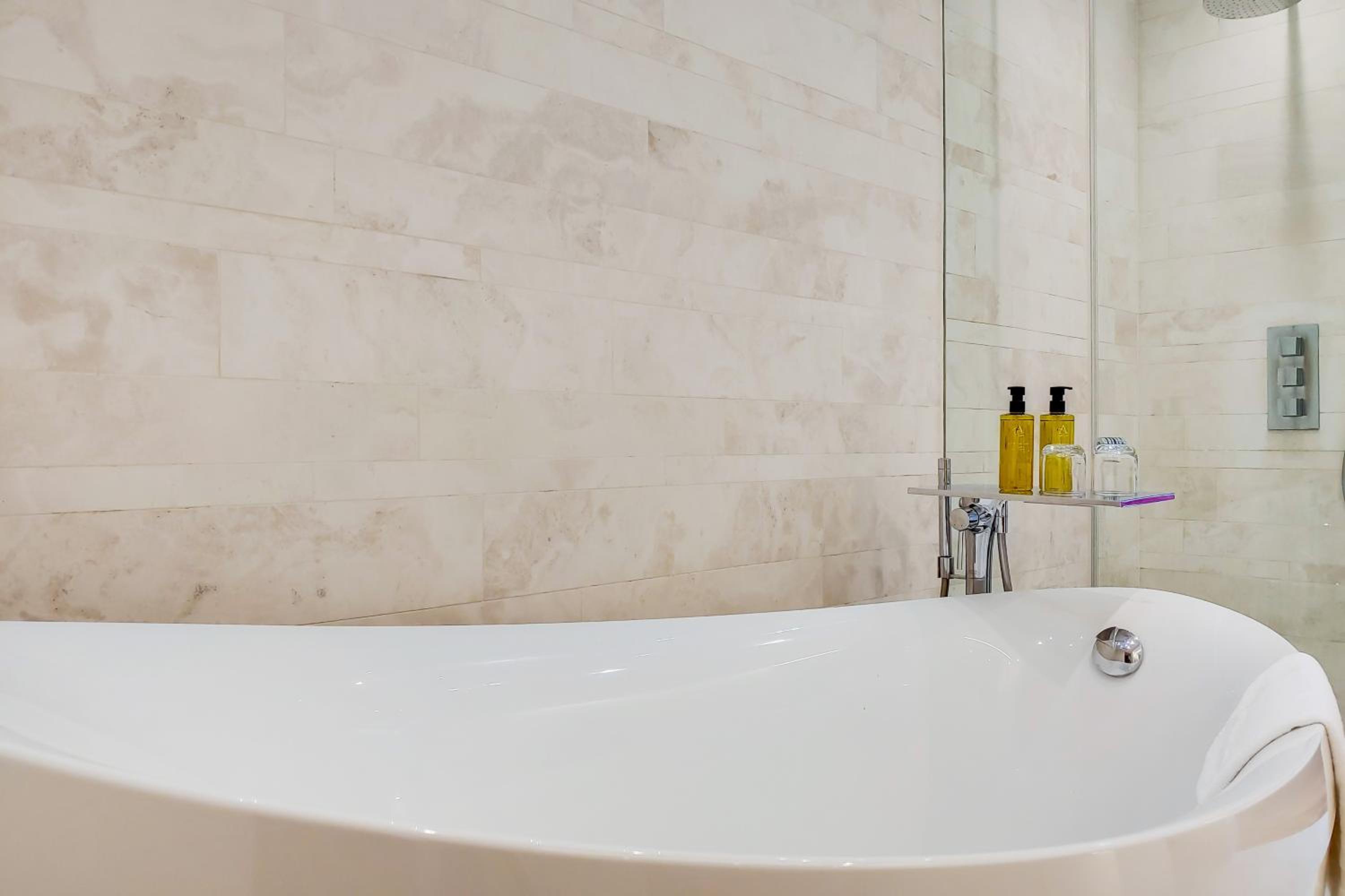 Stunning 1-Bed Apartment with Bathtub photo 3