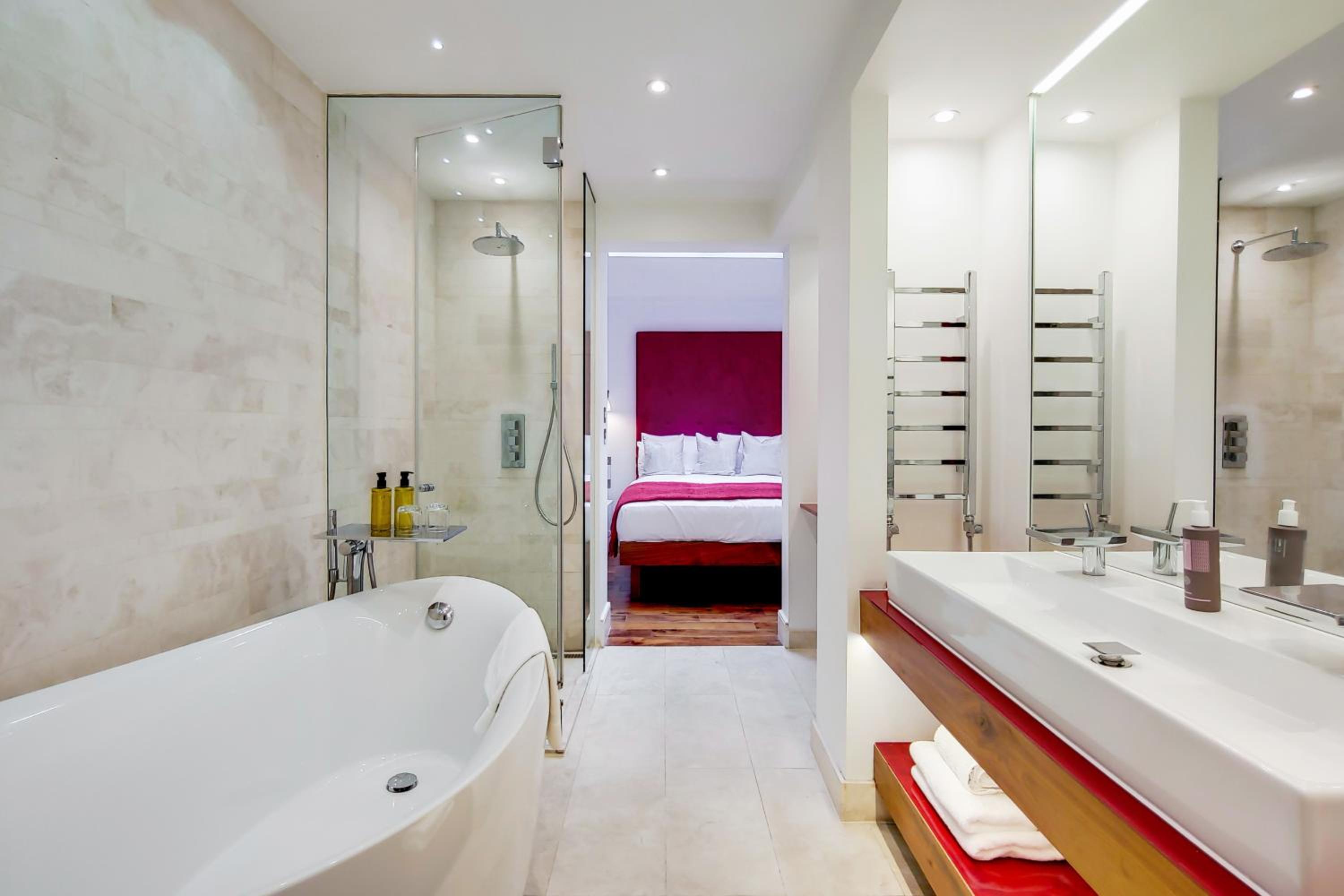 Stunning 1-Bed Apartment with Bathtub photo 1