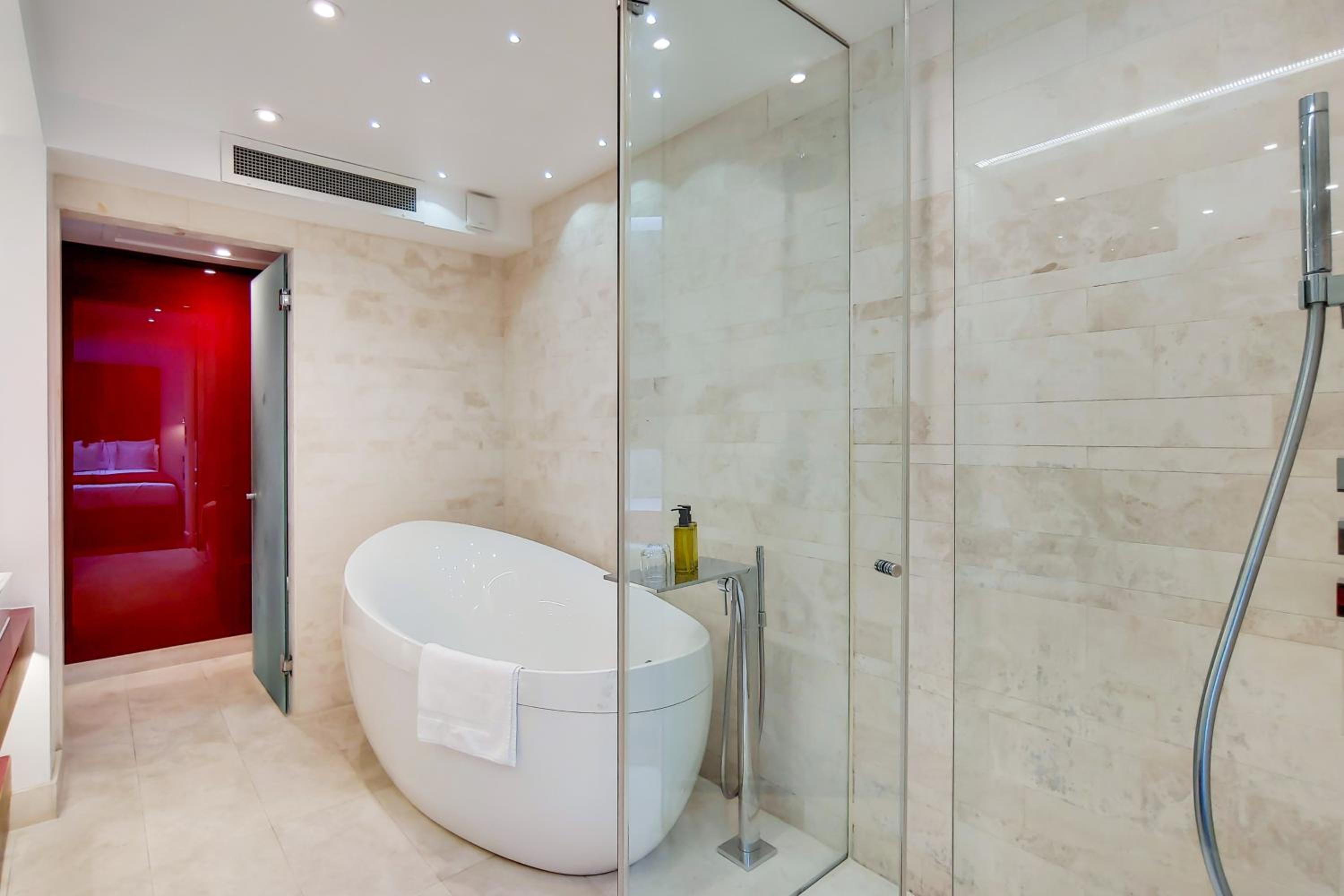 Stunning 1-Bed Apartment with Bathtub photo 3