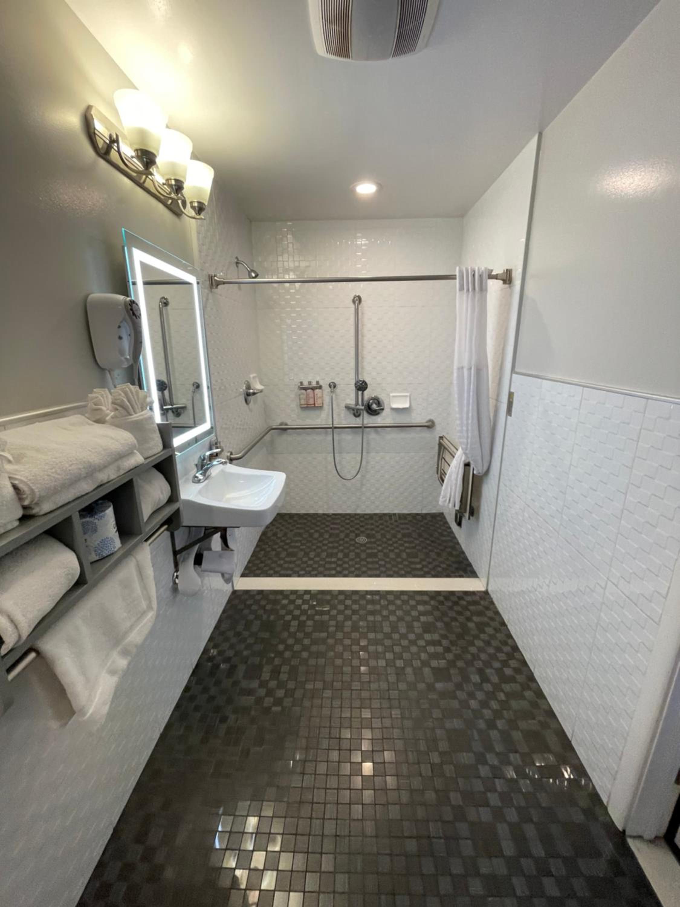 Queen Room with Two Queen Beds - Disability Access - Photo 3