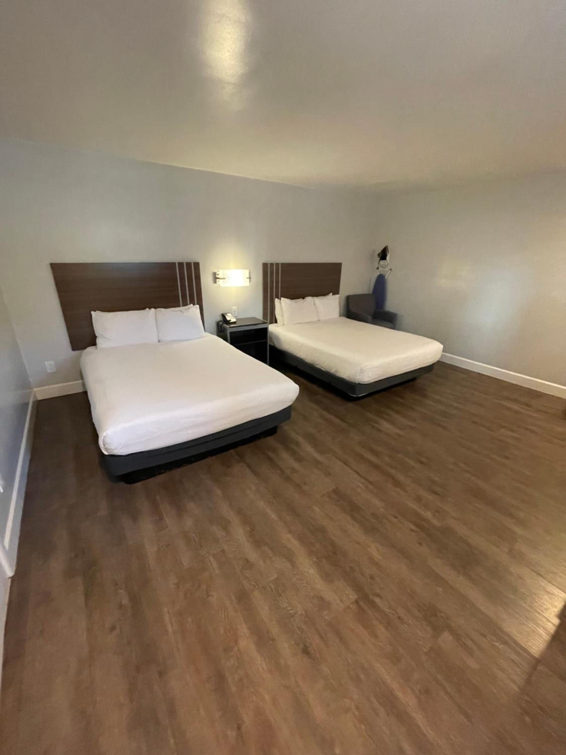 Queen Room with Two Queen Beds - Disability Access - Photo 4