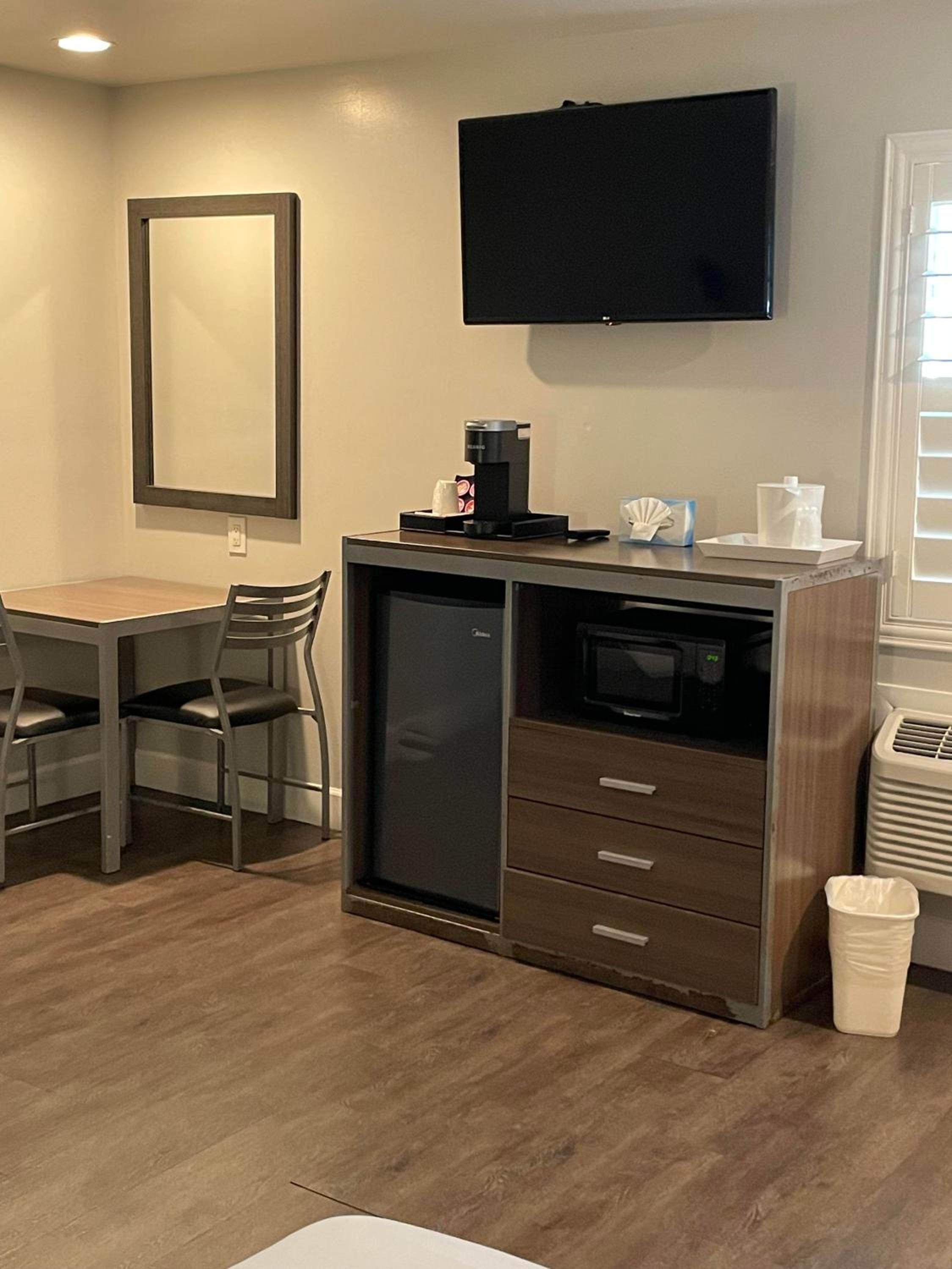 Queen Room with Two Queen Beds - Disability Access - Photo 5