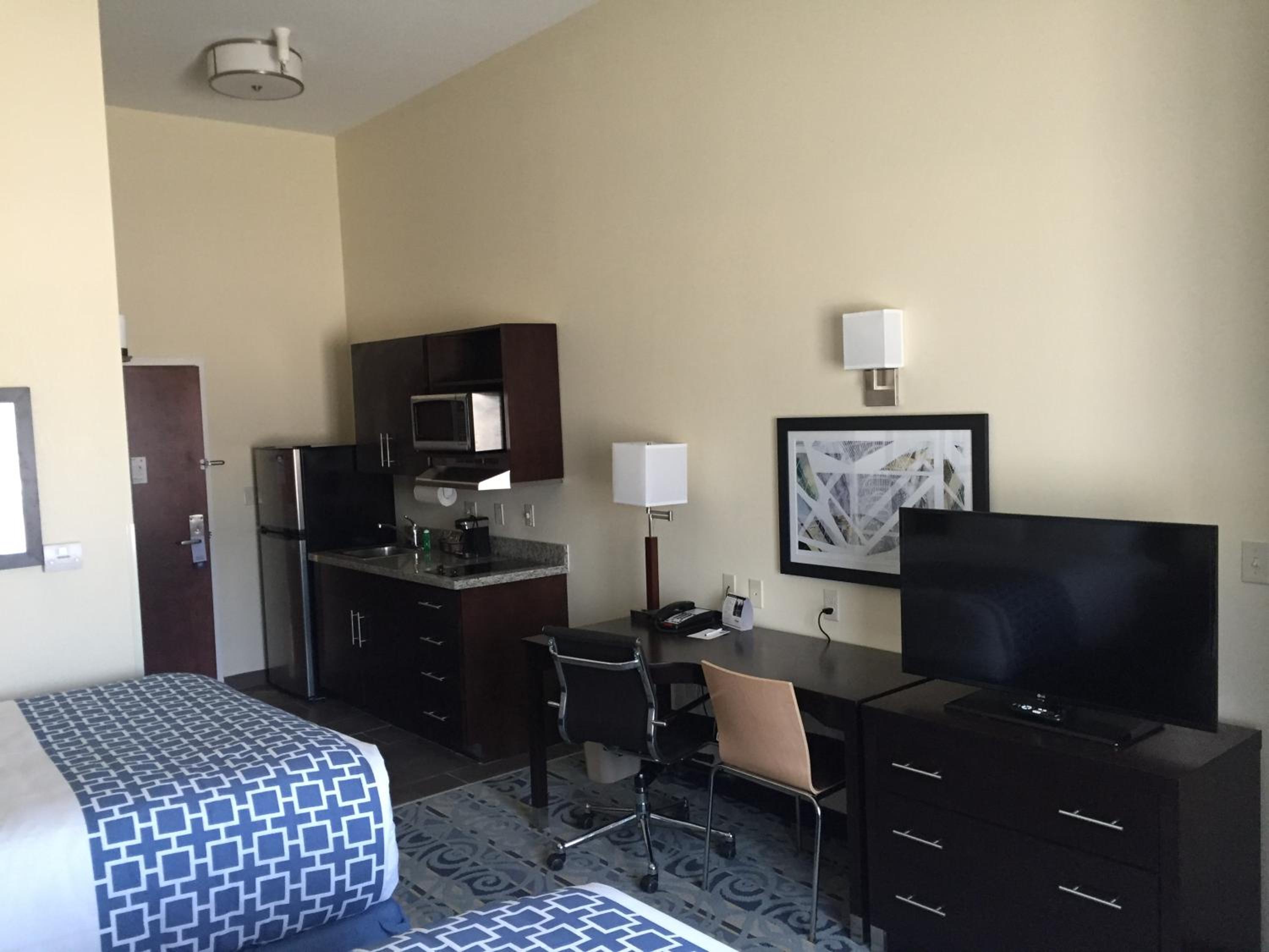 Queen Room with Two Queen Beds - Non-Smoking photo 1
