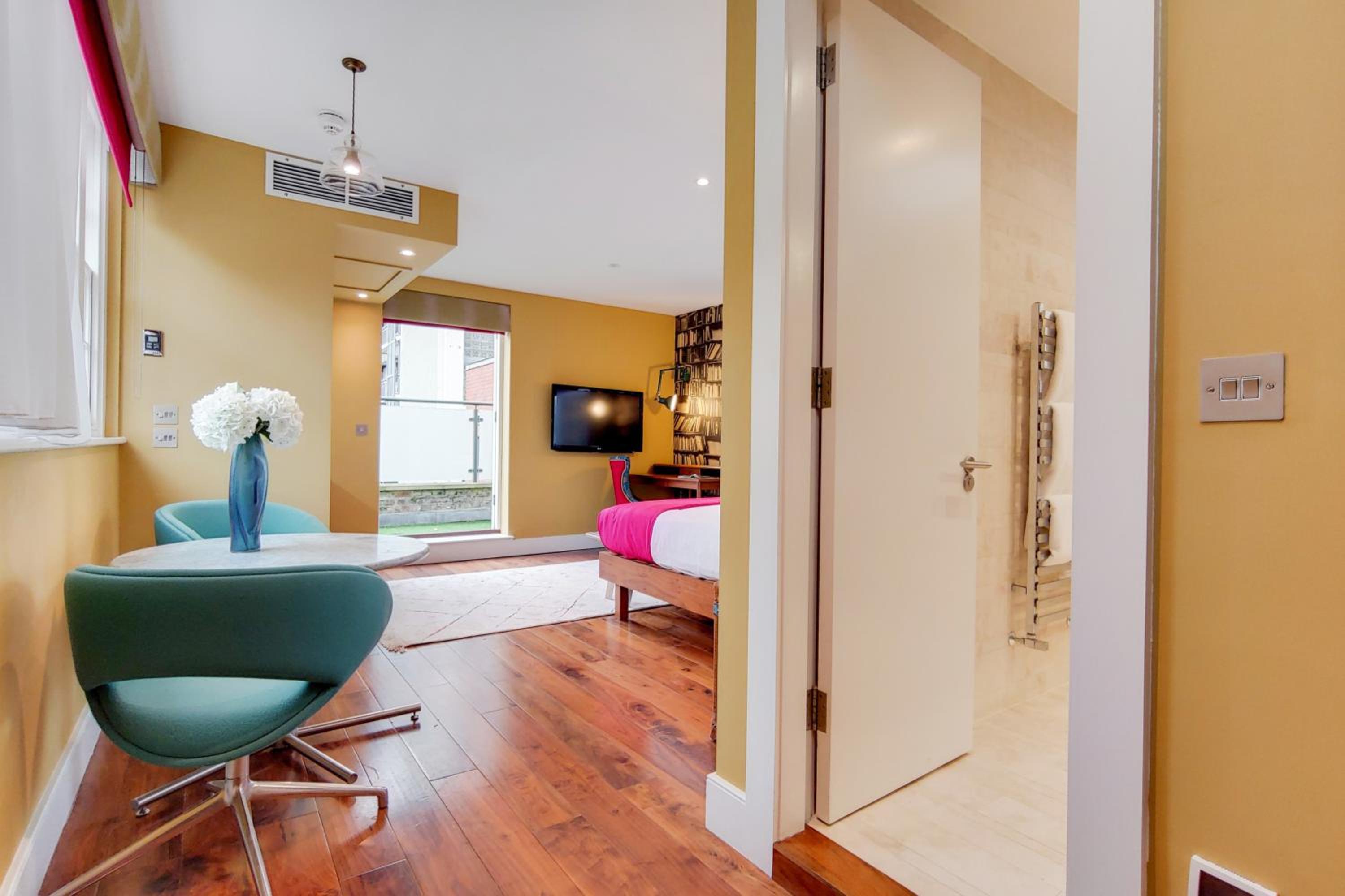 Modern Elegant Studio with Balcony photo 2