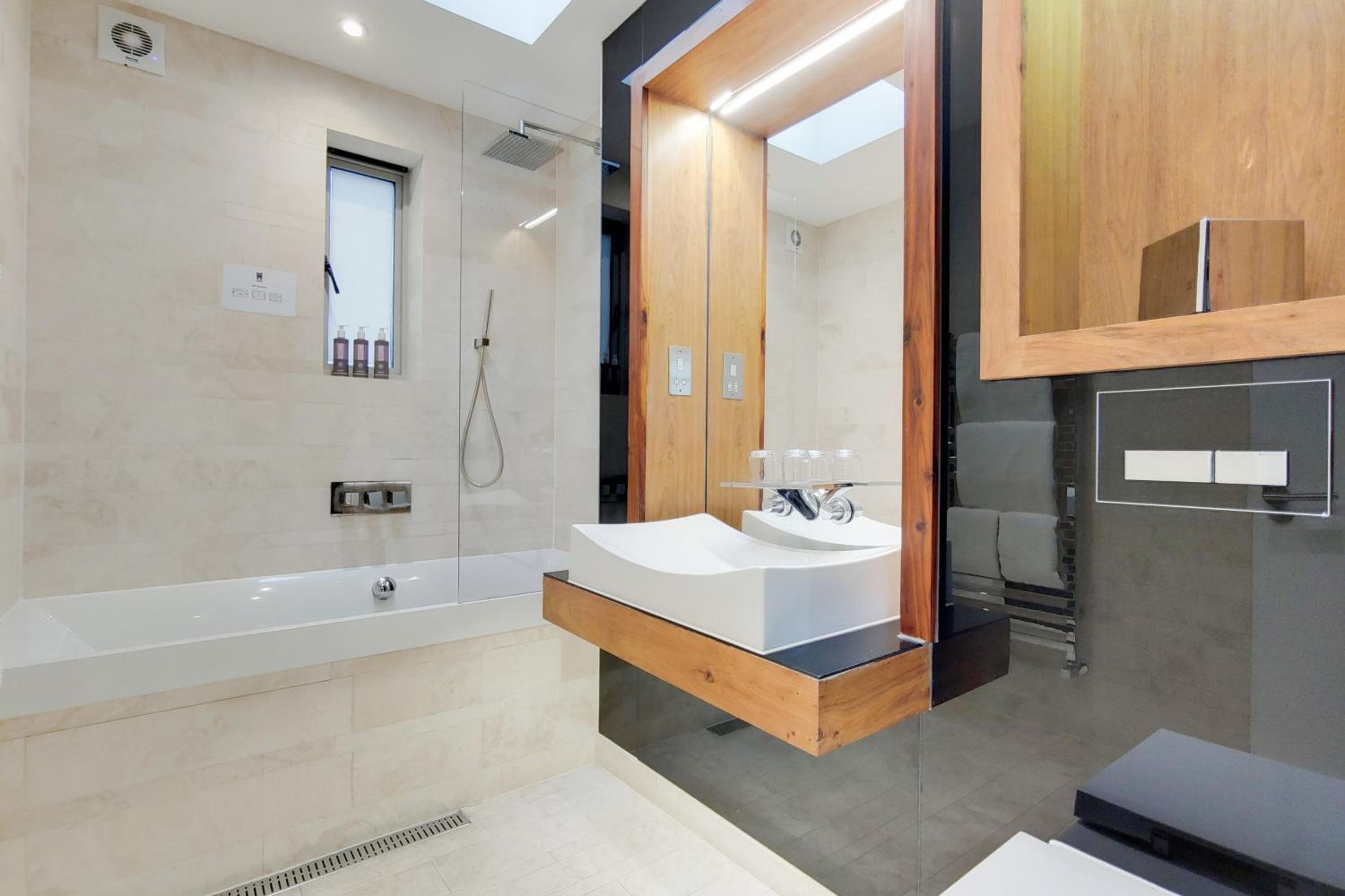 Modern Elegant Studio with Balcony photo 3
