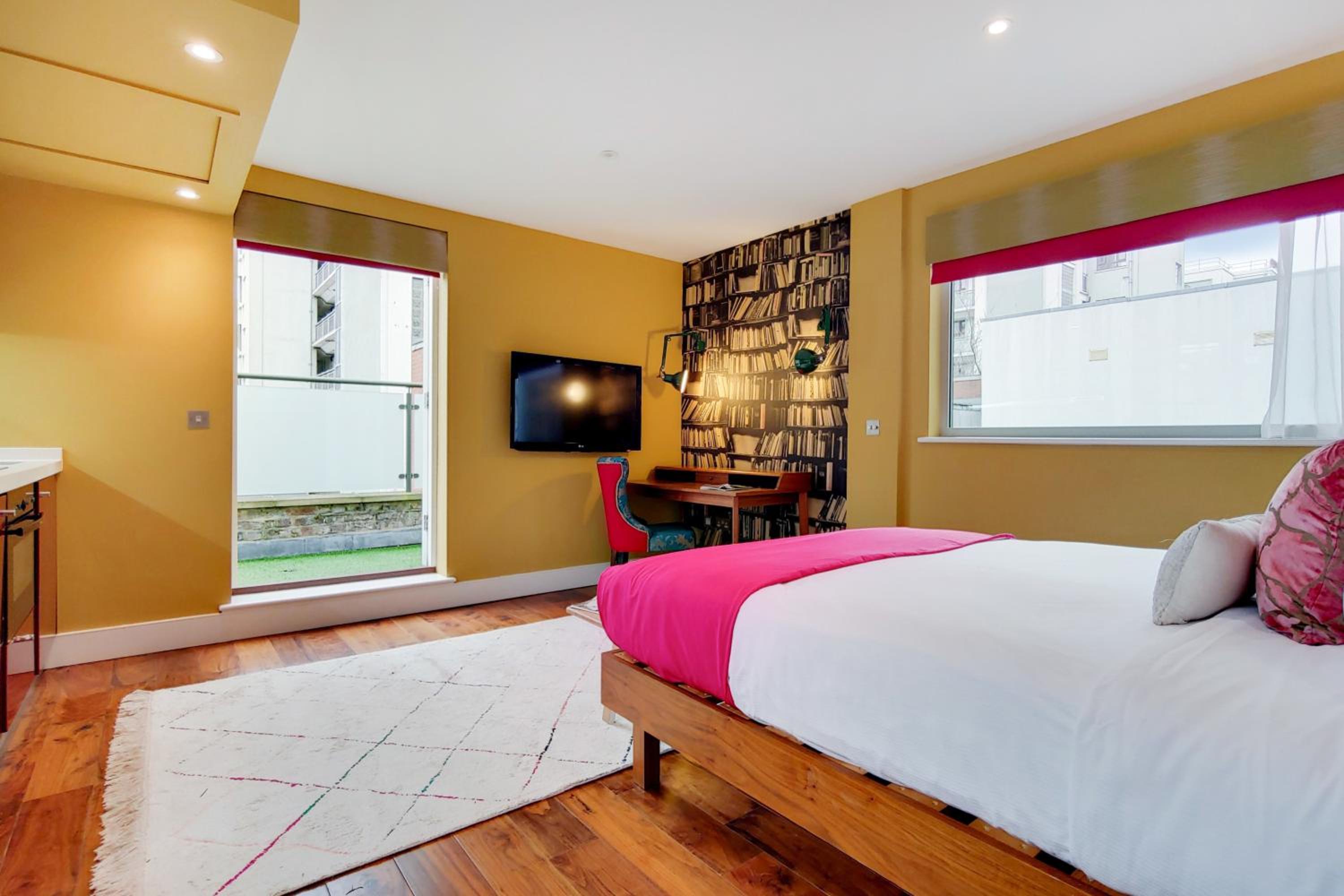 Modern Elegant Studio with Balcony photo 2